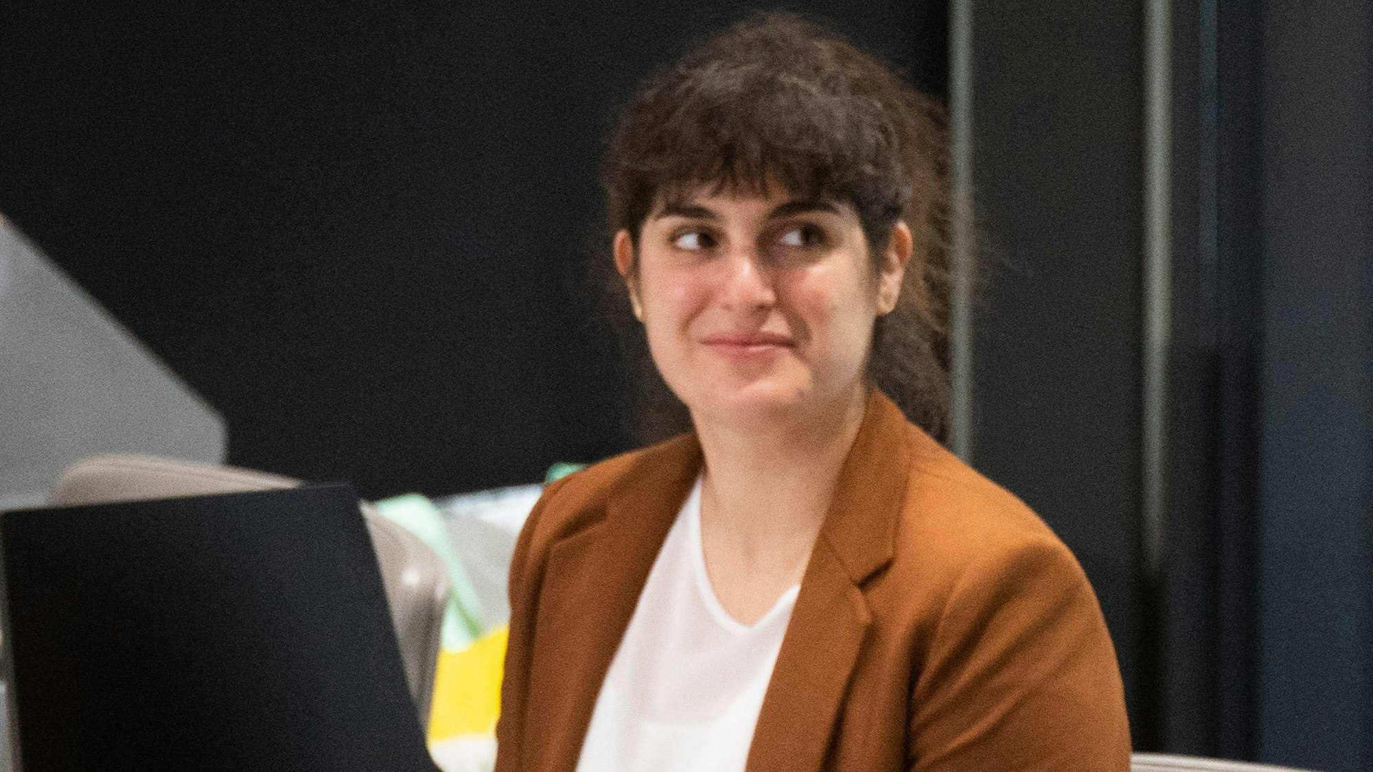 ARCHIV - 13.10.2021, Niedersachsen, Hannover: Die Landtagsabgeordnete Marie Kollenrott (Grüne) sitzt zu ihrer Begrüßung im niedersächsischen Landtag. Bei einer Wahlkampfveranstaltung in der Göttinger Innenstadt ist die niedersächsische Landtagsabgeordnete Marie Kollenrott (Grüne) attackiert und leicht verletzt worden (zu dpa: «Grünen-Politikerin Kollenrott bei Angriff leicht verletzt») Foto: Julian Stratenschulte/dpa +++ dpa-Bildfunk +++