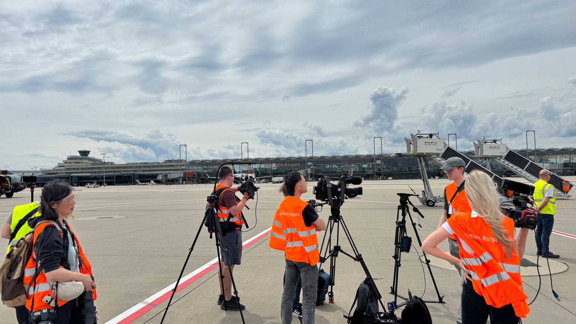Gegen 13.45 Uhr soll die Mannschaft auf dem Flughafen Köln/Bonn landen.