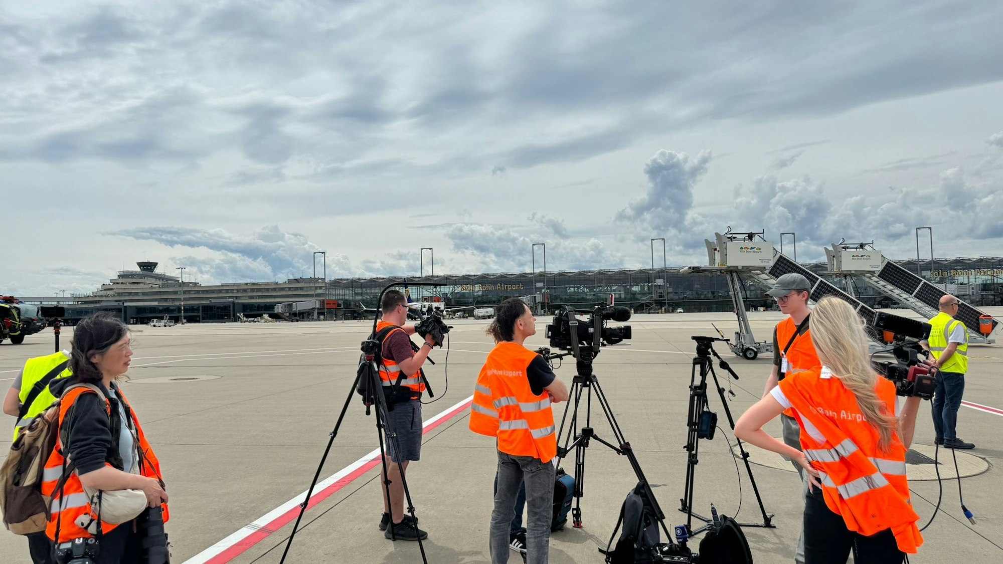 Gegen 13.45 Uhr soll die Mannschaft auf dem Flughafen Köln/Bonn landen.
