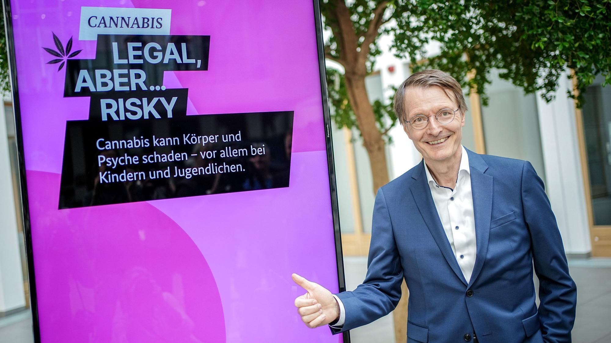ACHTUNG: SPERRFRIST 22. MAI 12:00 UHR. ACHTUNG: DIESER BEITRAG DARF NICHT VOR DER SPERRFRIST, 22. MAI, 12.00 UHR, VERÖFFENTLICHT WERDEN! EIN BRUCH DES EMBARGOS KÖNNTE DIE BERICHTERSTATTUNG ÜBER STUDIEN EMPFINDLICH EINSCHRÄNKEN. - ARCHIV - 16.08.2023, Berlin: Wohl bald legal, aber trotzdem riskant: Karl Lauterbach (SPD), Bundesminister für Gesundheit, steht im Sommer 2023 vor dem Plakat einer Aufklärungskampagne zu den Gefahren von Cannabis (zu dpa: «Cannabis und die Hirnchemie Jugendlicher - wie groß sind die Risiken?») Foto: Kay Nietfeld/dpa +++ dpa-Bildfunk +++