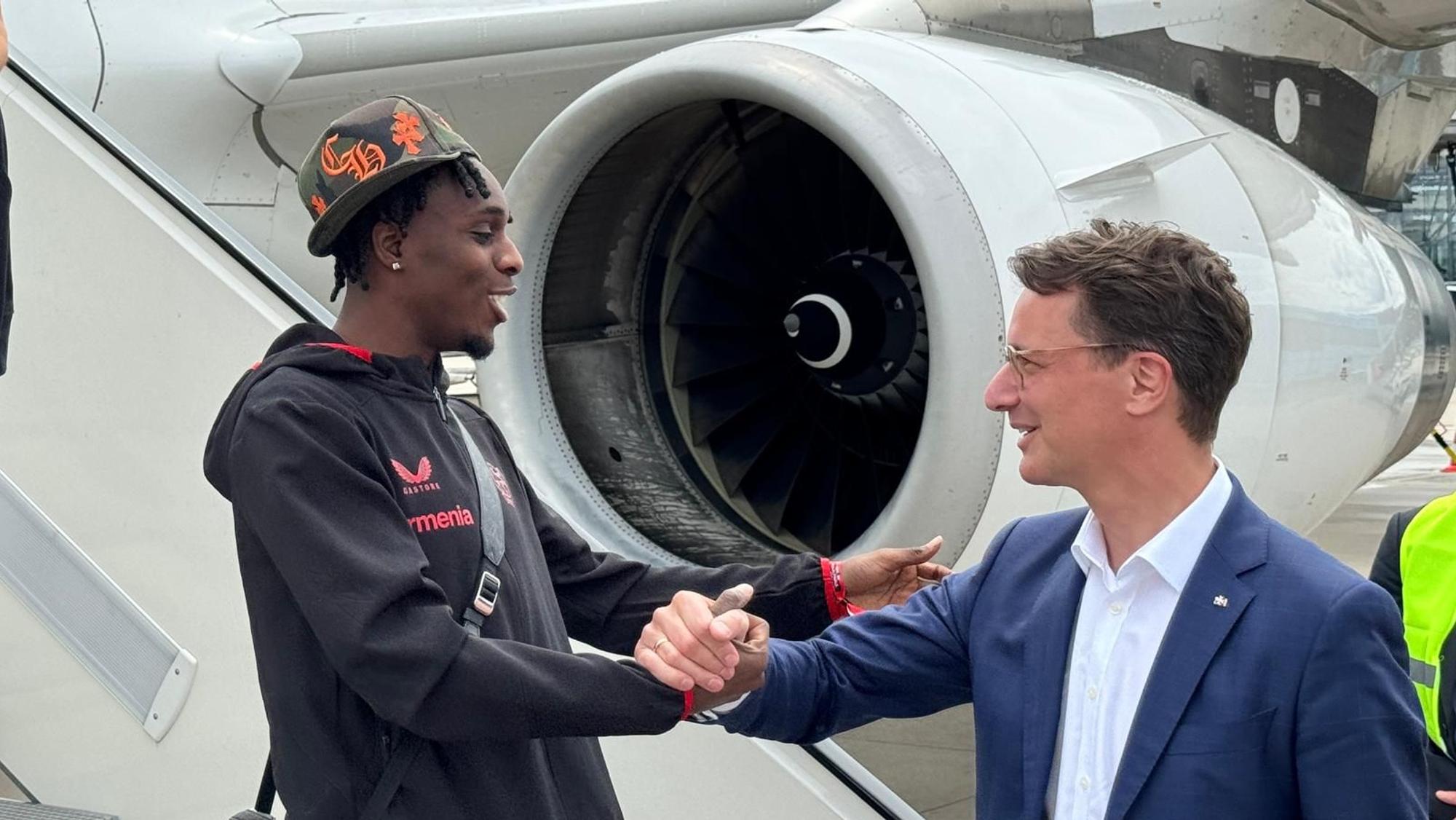 Minister Hendrik Wüst begrüßt Jeremie Frimpong.