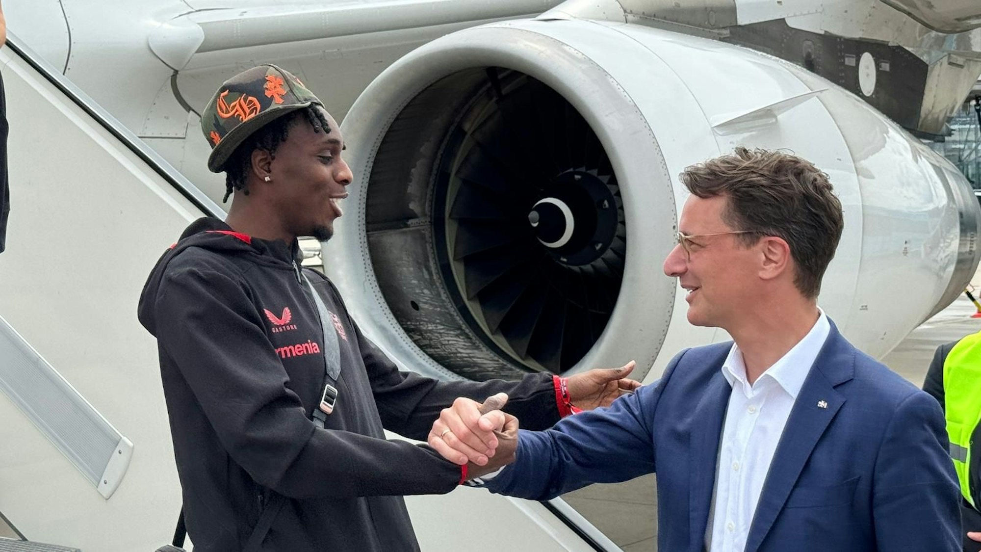 Minister Hendrik Wüst begrüßt Jeremie Frimpong.