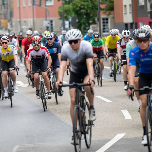 Radfahrer fahren durch Köln.