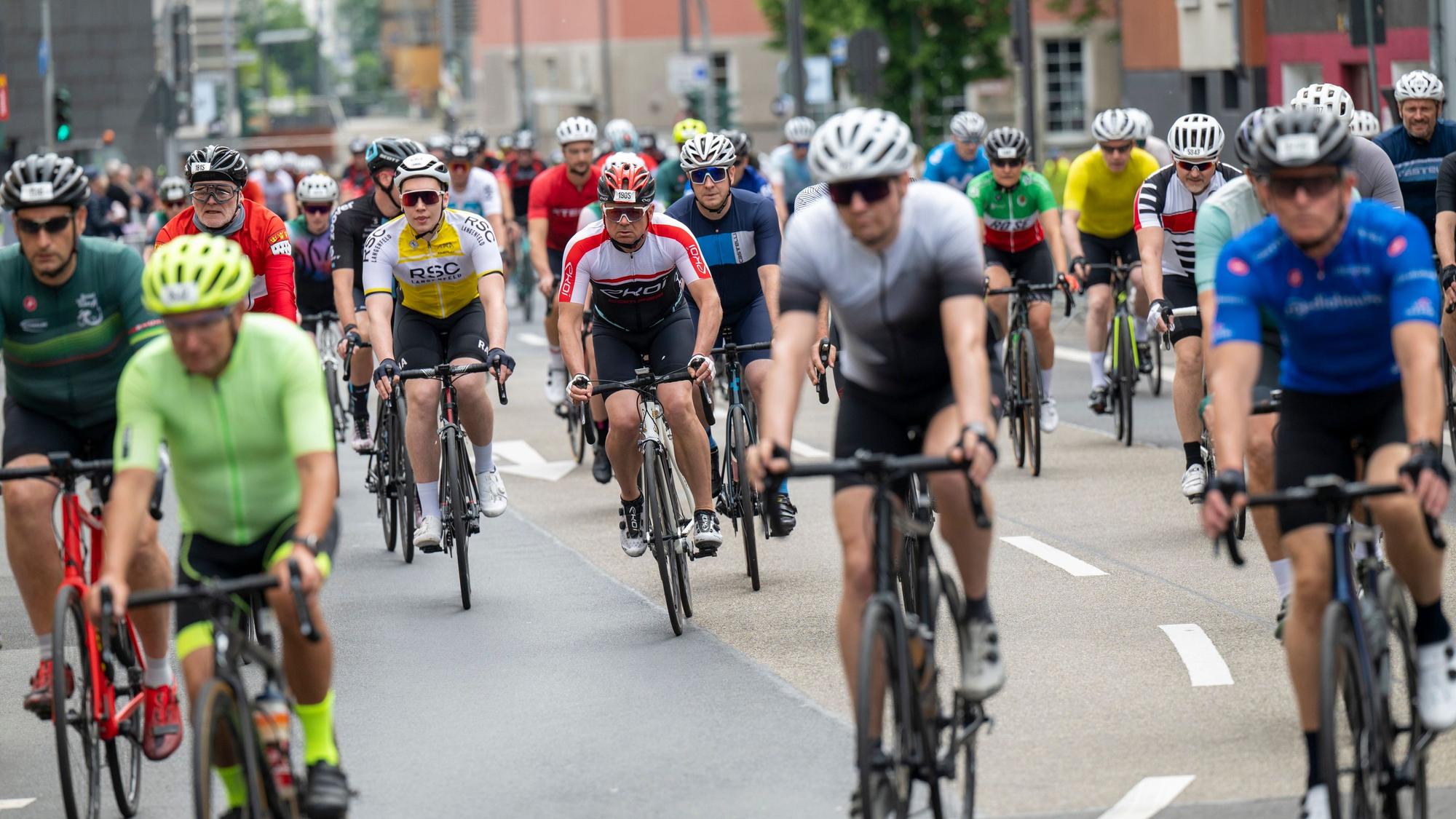Radfahrer fahren durch Köln.