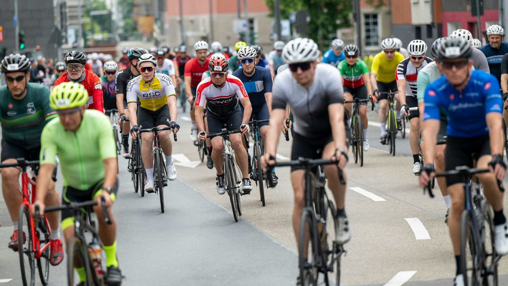 Radfahrer fahren durch Köln.
