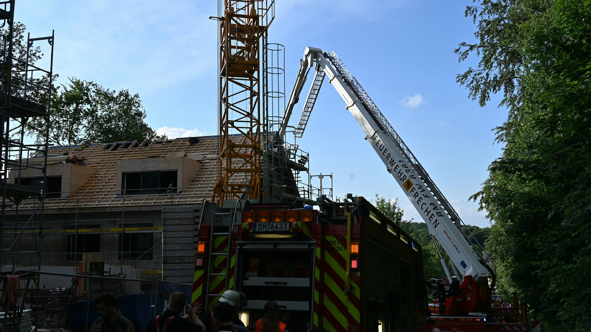 Feuerwehrleute löschen den Dachstuhlbrand in einem Rohbau in Frechen.