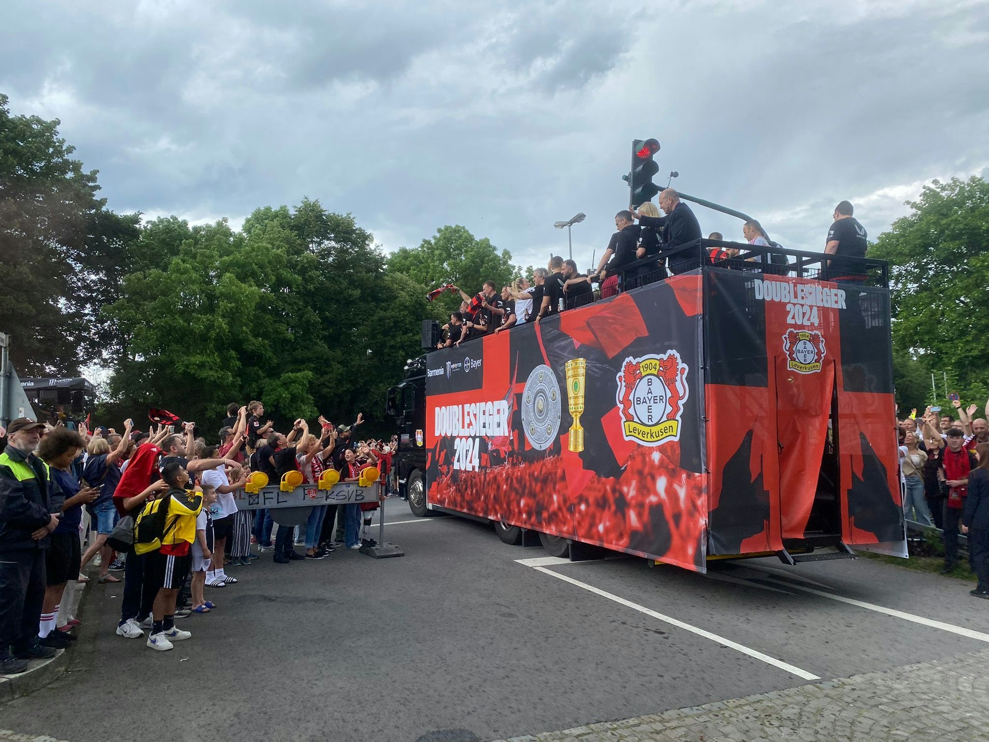 Pokal und Spieler haben die Wagen bezogen. Unter lautem Jubel der Fans. Der Corso setzt sich langsam in Bewegung.