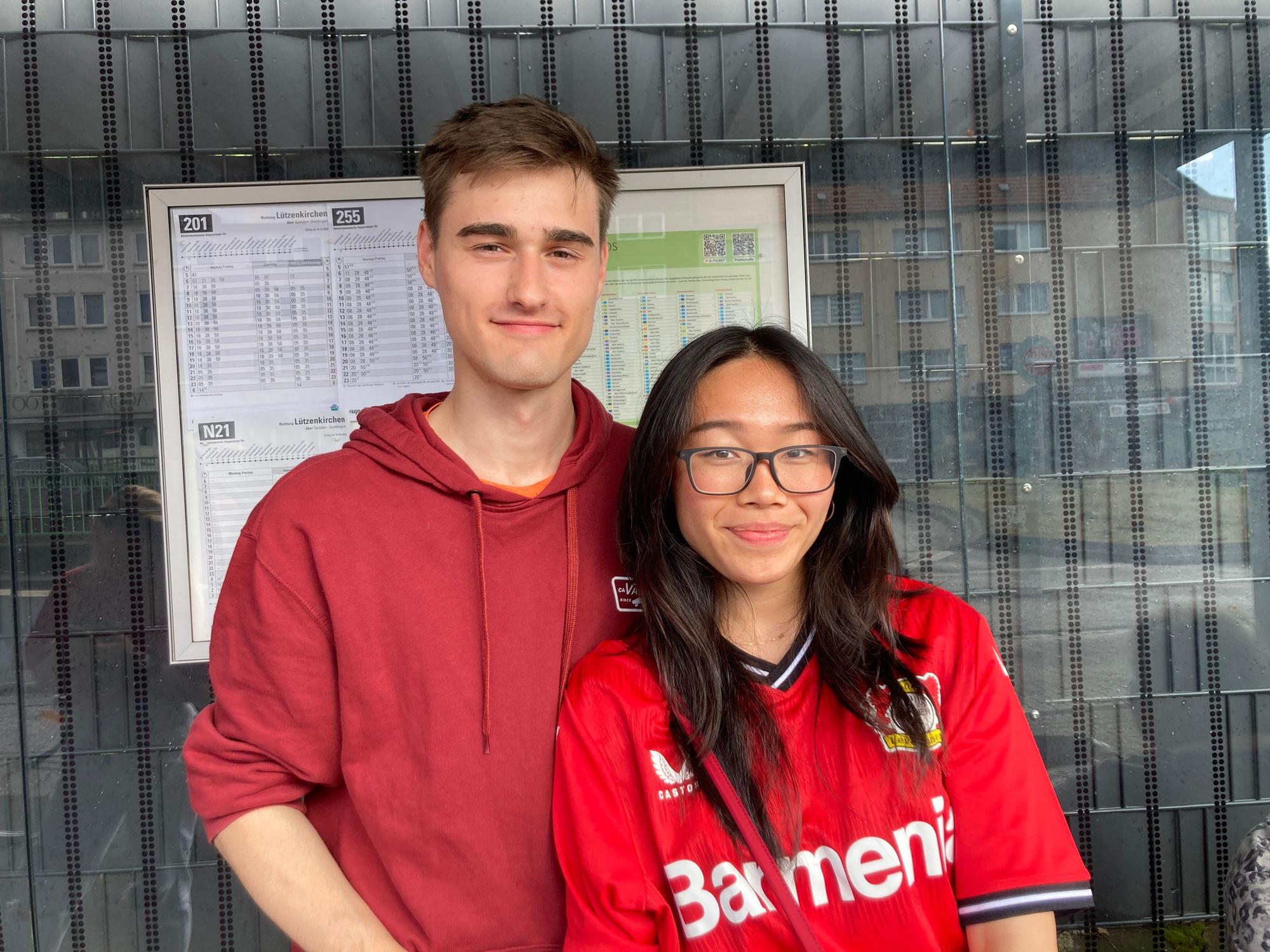 Ben-Aurel Nels und seine Freundin suchten auf der Fanmeile unter der Stelze Zuflucht vor dem Wolkenbruch. An der Bushaltestelle diskutieren sie mit einer älteren Dame über das verlorene Europa-League-Finale in Dublin. Ben-Aurel ist überzeugt, dass es wichtig war, auch mal ein Spiel zu verlieren, um für die Zukunft zu lernen. Seiner Meinung nach „wird die Mannschaft daran wachsen und stärker werden“.