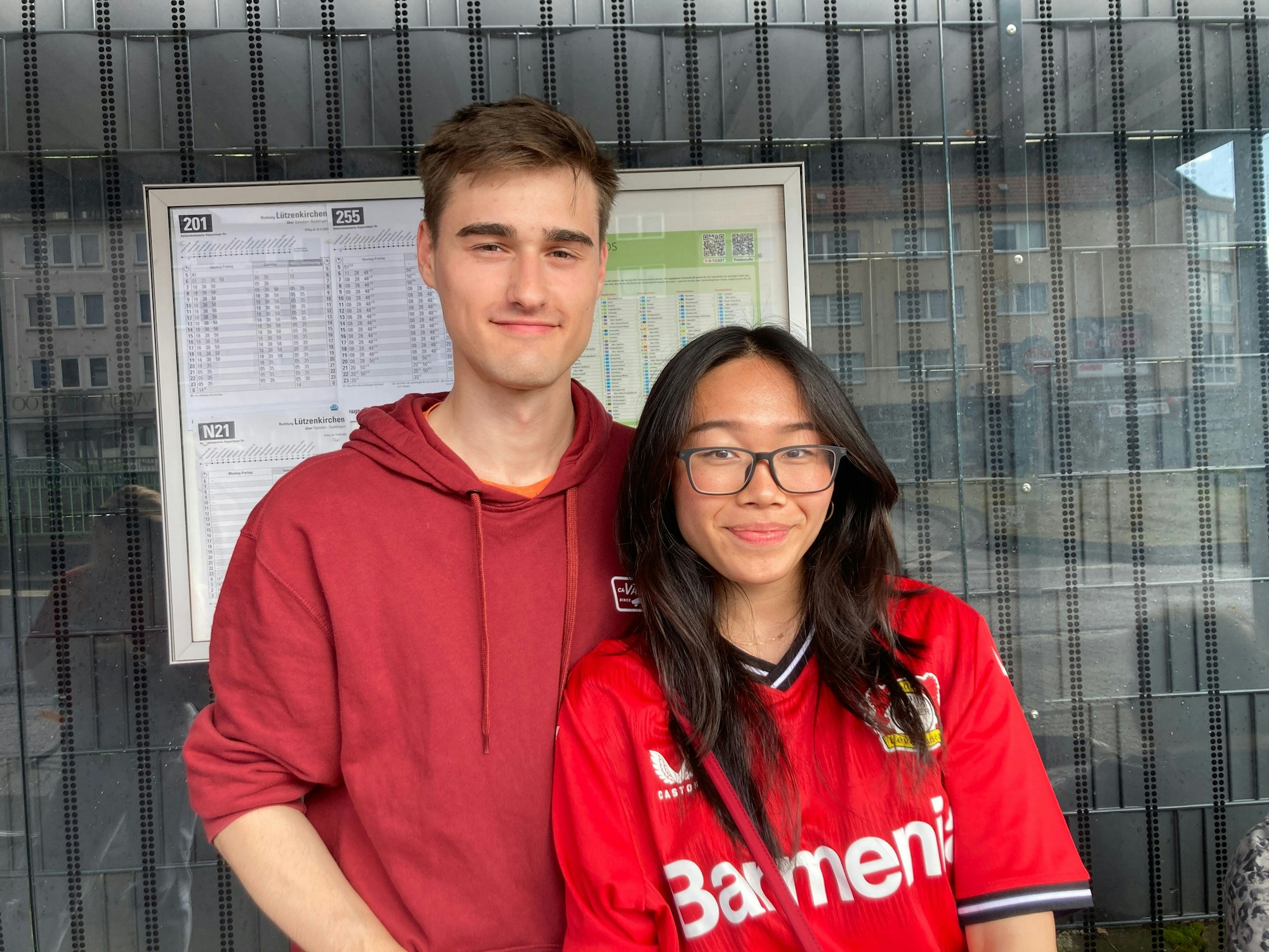 Ben-Aurel Nels und seine Freundin suchten auf der Fanmeile unter der Stelze Zuflucht vor dem Wolkenbruch. An der Bushaltestelle diskutieren sie mit einer älteren Dame über das verlorene Europa-League-Finale in Dublin. Ben-Aurel ist überzeugt, dass es wichtig war, auch mal ein Spiel zu verlieren, um für die Zukunft zu lernen. Seiner Meinung nach „wird die Mannschaft daran wachsen und stärker werden“.