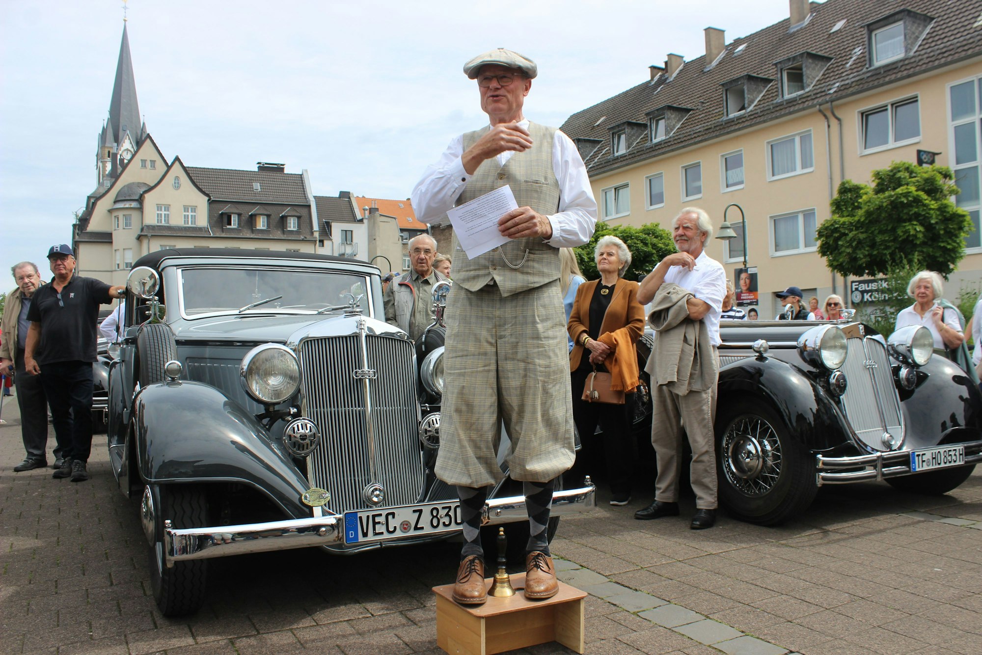 Club-Vorsitzender Klaus Kramer begrüßt die Horch-Fans auf dem Neptunplatz. Foto: Christ
