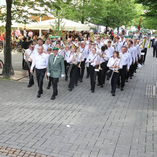 Schützenfest in Gummersbach- im Bild die Kompanie Mühlenseßmar mit Musikgzug.