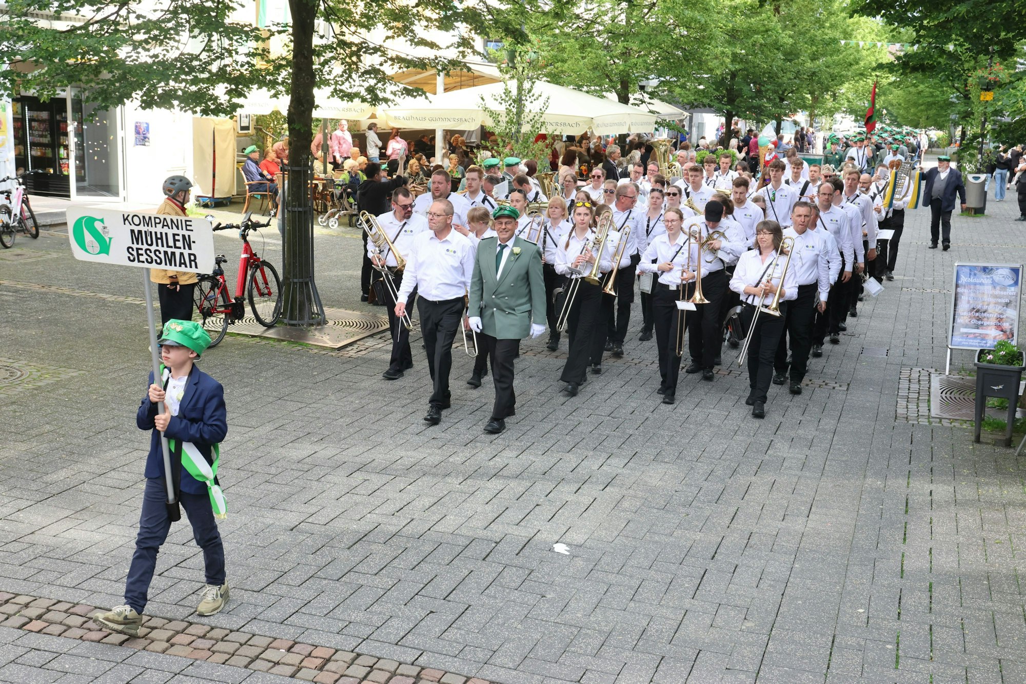 Schützenfest in Gummersbach- im Bild die Kompanie Mühlenseßmar mit Musikgzug.
