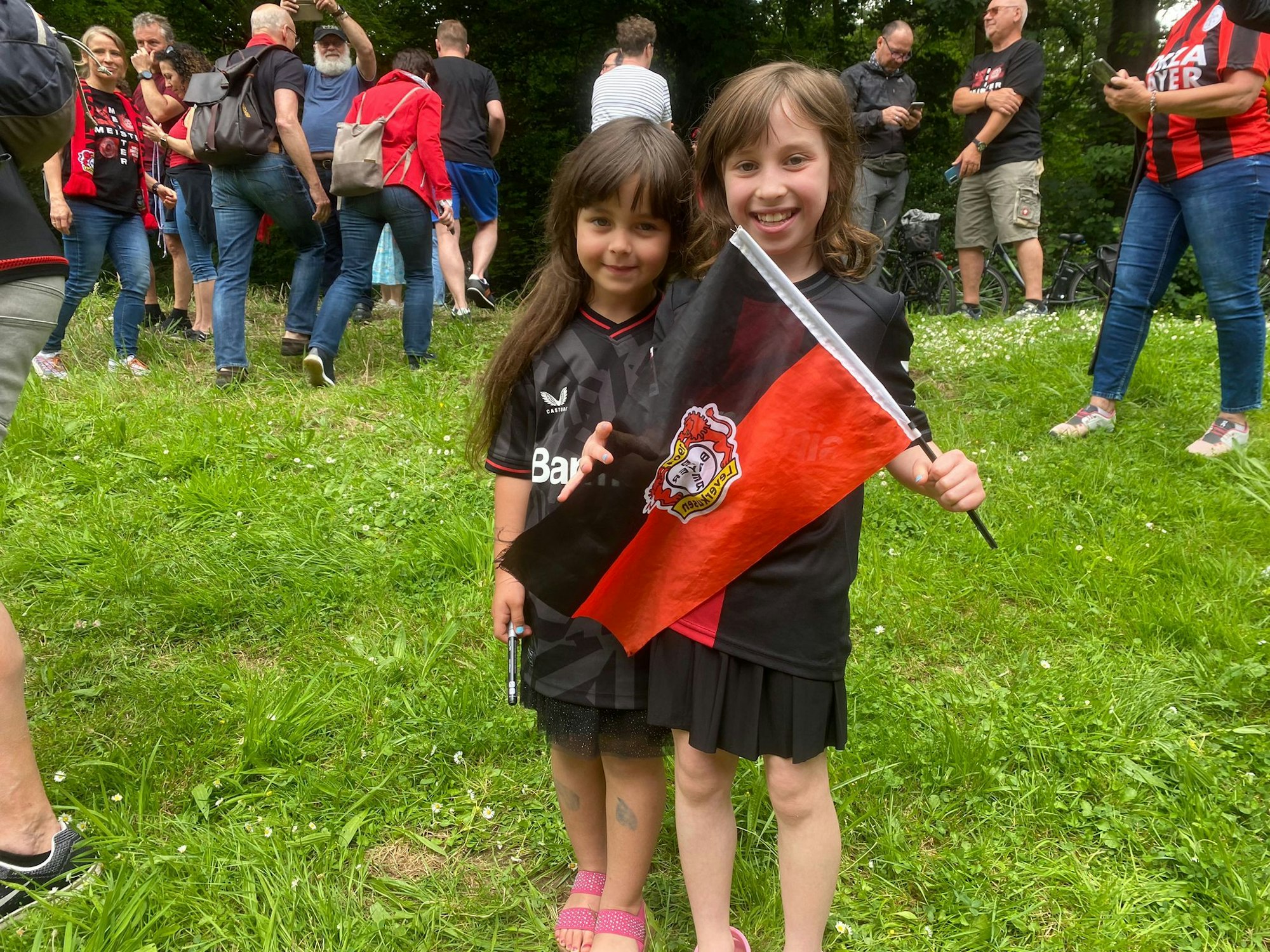 Antonia (r.) mit Valentina. „Du bist der tollste Trainer der Welt“, rief Antonia Xabi Alonso zu und bekam dafür sogar ein „Danke“. „Cool und richtig krass“ fand sie das.