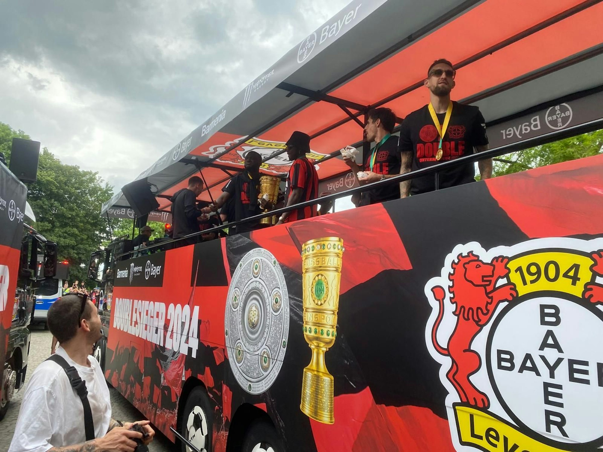 Pokal und Spieler haben die Wagen bezogen. Unter lautem Jubel der Fans. Der Corso setzt sich langsam in Bewegung.