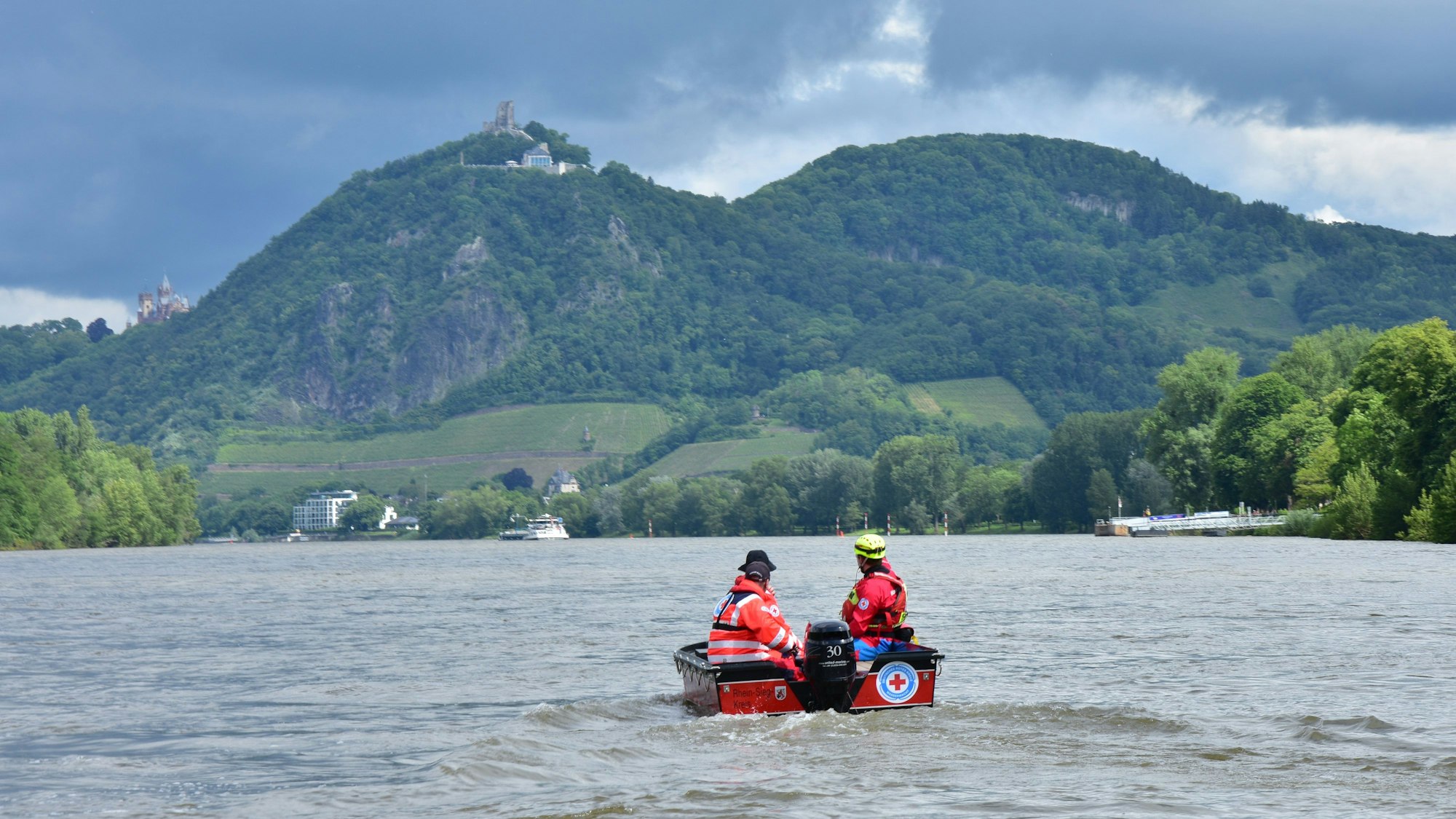 Rettungsboot schippert über den Rhein Richtung Insel Grafenwerth, im Hintergrund der Drachenfels.