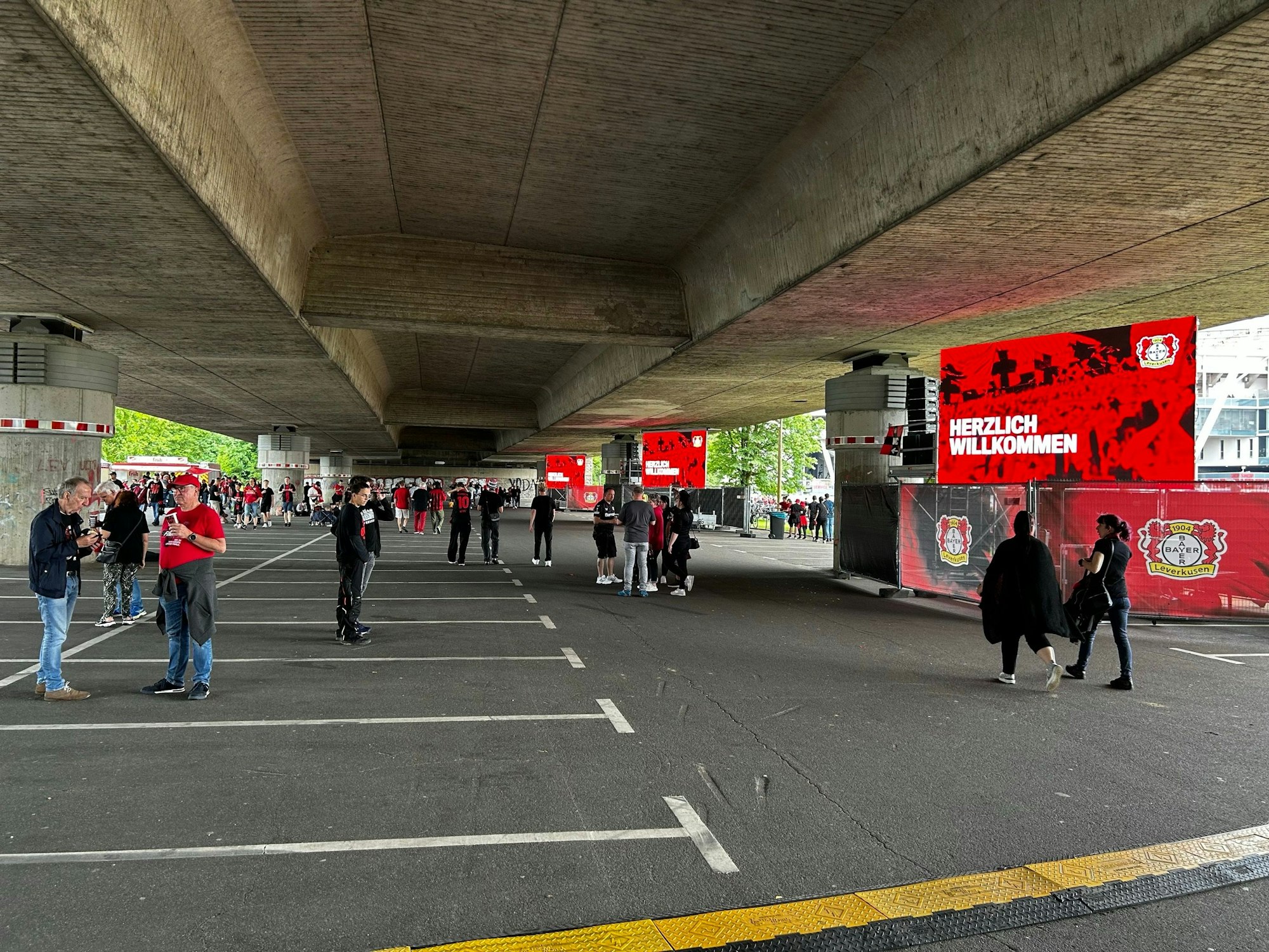 Noch ist nicht viel los unter der Stelze. Hier soll das große Fanfest steigen.