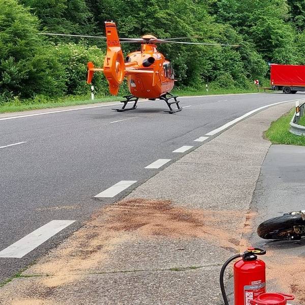 Ein Rettungsbschrauber landete an der Unfallstelle auf der L312 in Much.