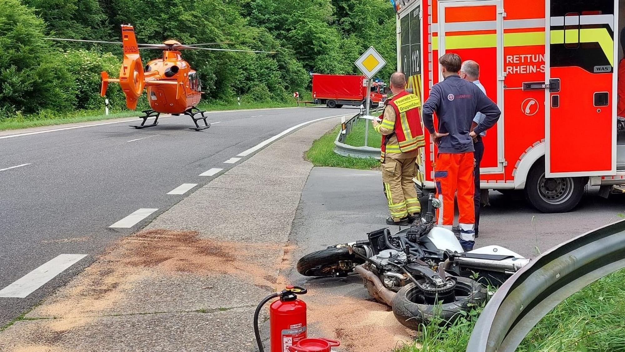 Ein Rettungsbschrauber landete an der Unfallstelle auf der L312 in Much.