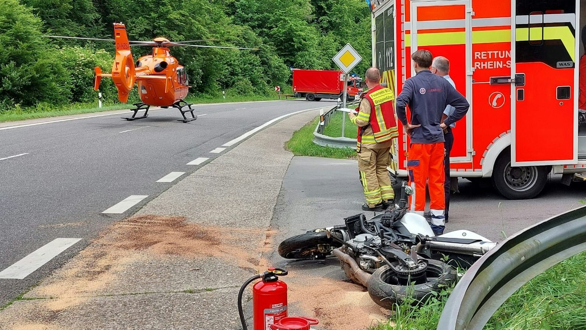 Ein Rettungsbschrauber landete an der Unfallstelle auf der L312 in Much.
