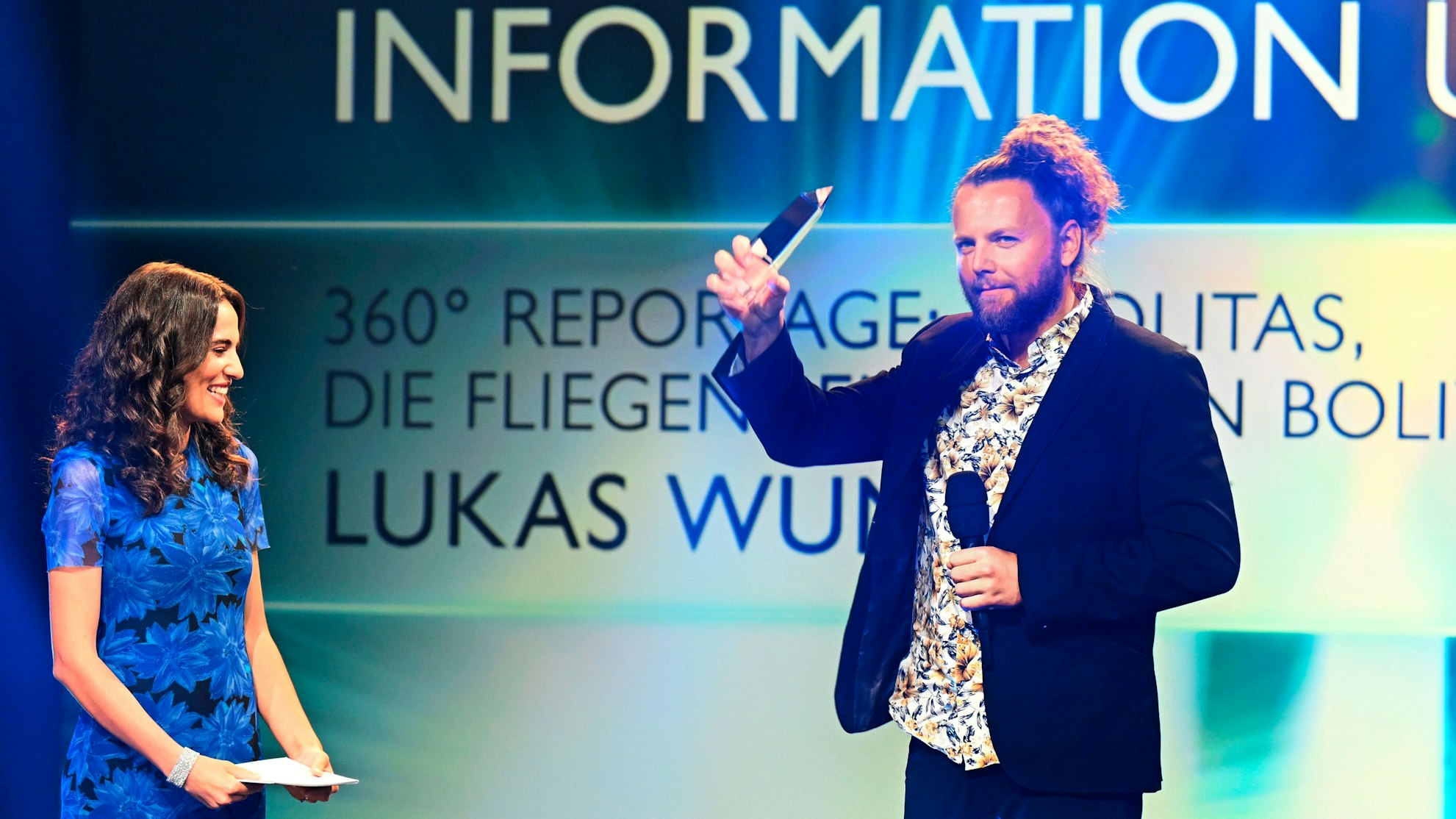 Mona Ameziane überreicht Lukas Wunschik den Deutschen Kamerapreis in der Kategorie Beste Kamera / Information und Kultur.