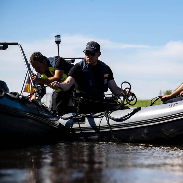 Der sechsjährige Arian aus Bremervörde-Elm wird seit mehr als vier Wochen vermisst. Die Polizei hat in einer großen Suchaktion erneut den Fluss Oste nach dem autistischen Jungen abgesucht. Auf dem Foto sind mehrere Polizisten in einem speziellen Sonarboot zu sehen.