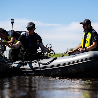 Der sechsjährige Arian aus Bremervörde-Elm wird seit mehr als vier Wochen vermisst. Die Polizei hat in einer großen Suchaktion erneut den Fluss Oste nach dem autistischen Jungen abgesucht. Auf dem Foto sind mehrere Polizisten in einem speziellen Sonarboot zu sehen.