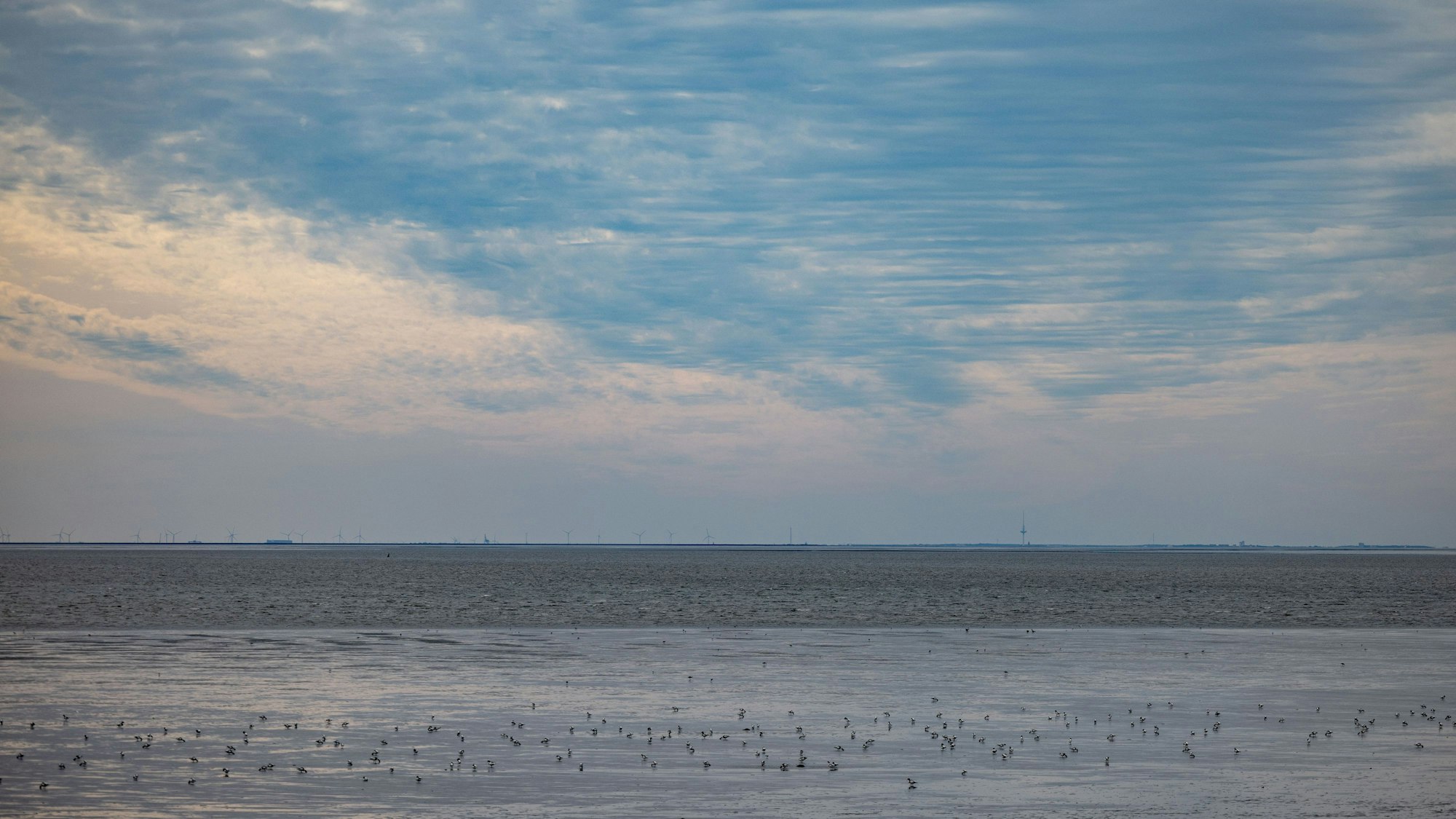 Wolken ziehen über die Nordsee vor der Küste von Büsum. (Symbolbild)