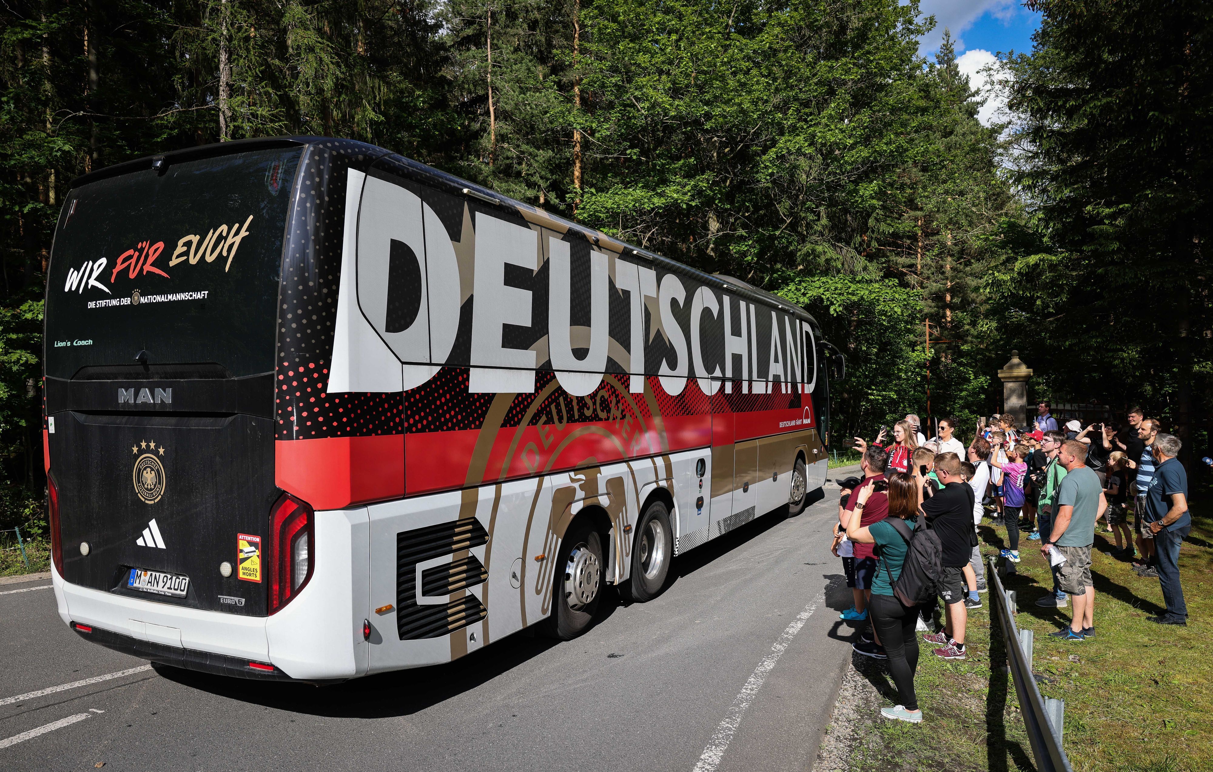 Der leere Mannschaftsbus fährt über die Haupteinfahrt zum Hotel.