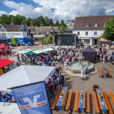 Blick vom Balkon des Rathauses auf den neugestalteten Platz darunter: Groß war der Andrang schon bei der Eröffnung des Wiehler Straßenfestes am Samstag.