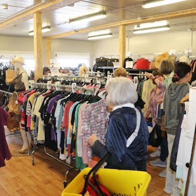 Ob Kleidung, Schuhe oder Mobiliar - im Hürther Gewandhaus konnte jeder etwas für seinen Geschmack finden.