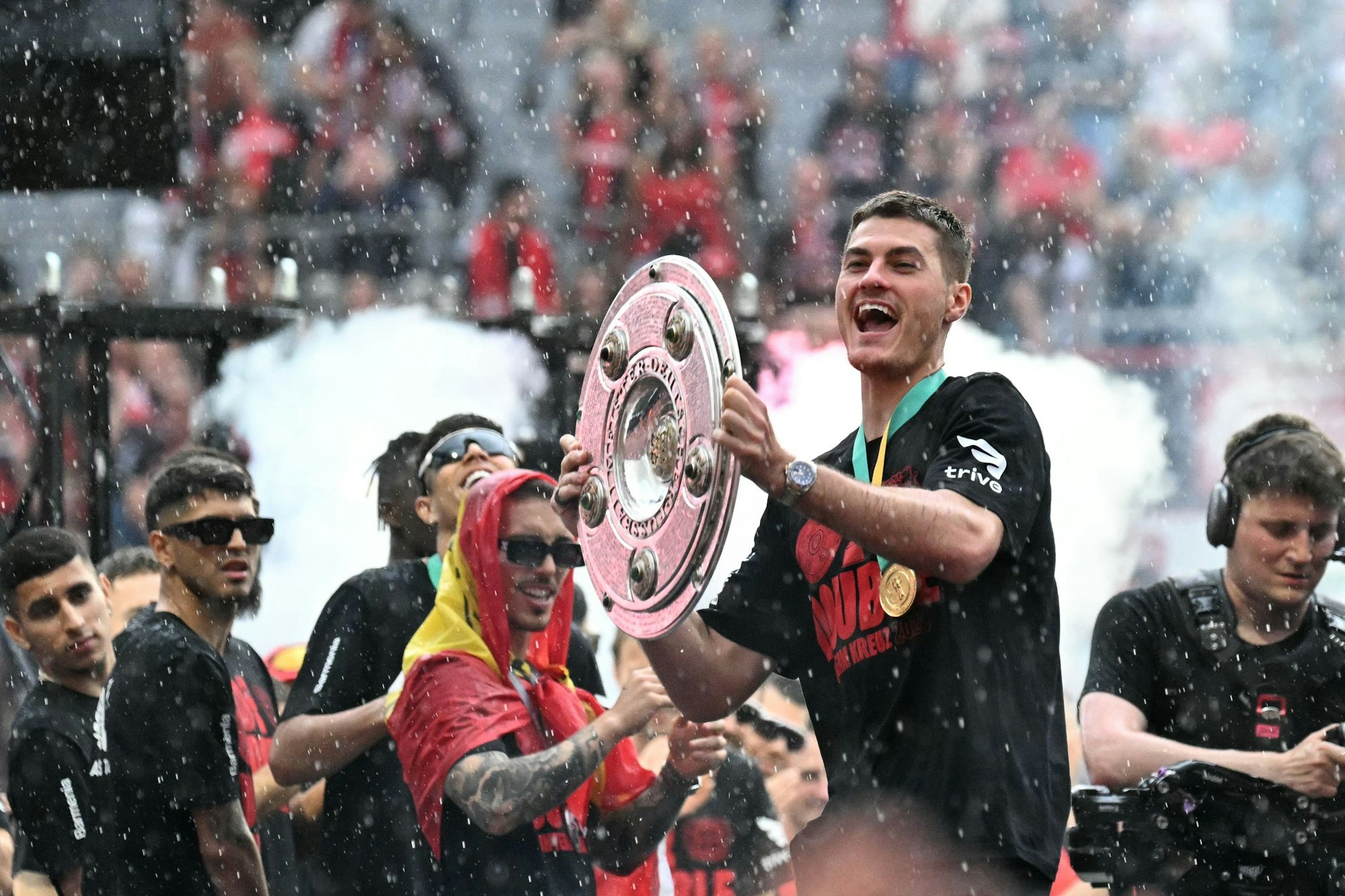Patrik Schick und die Meisterschale.