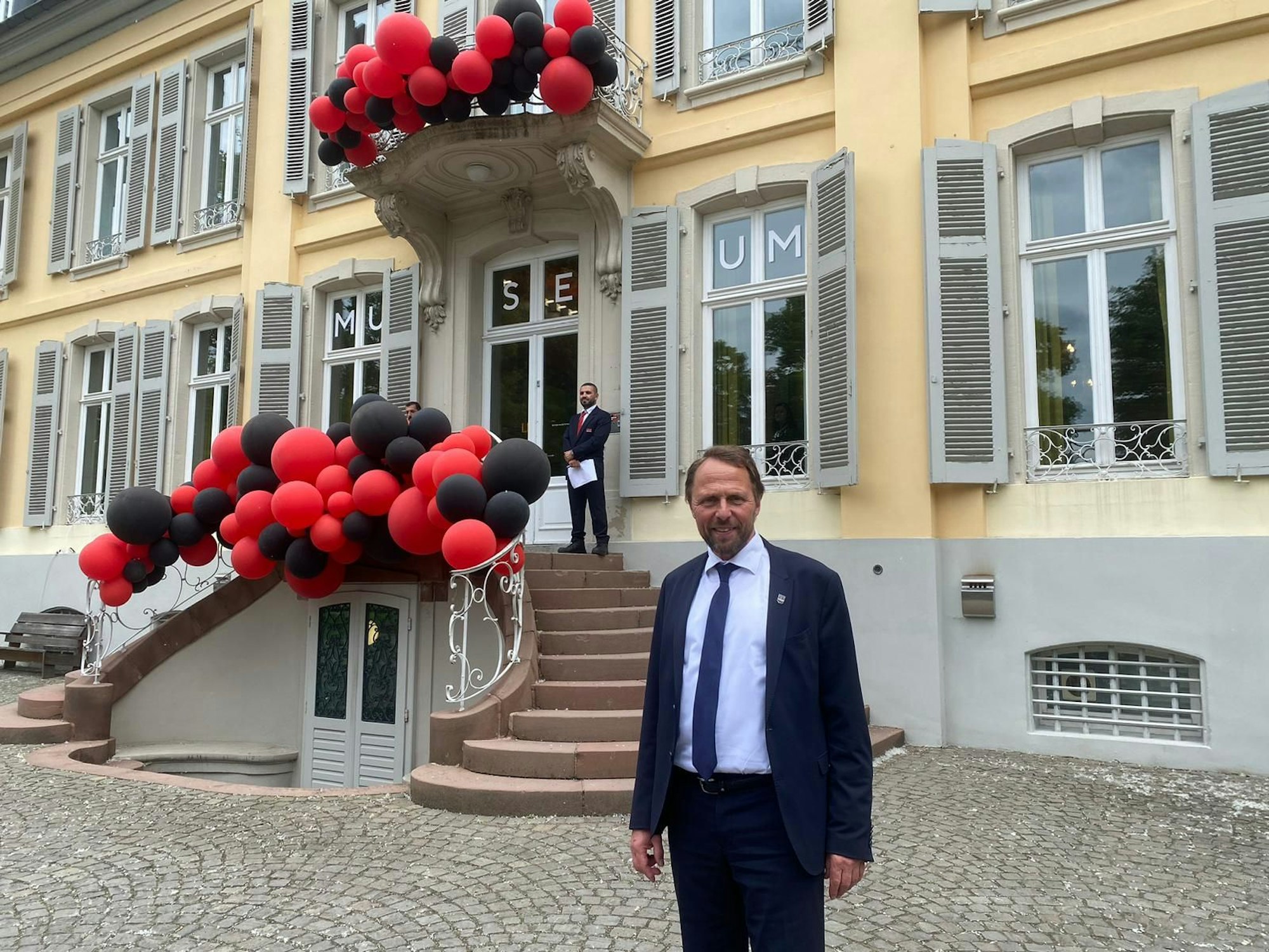 Oberbürgermeister Uwe Richrath (SPD) empfängt die Werkself am Schloss Morsbroich zum Eintrag ins Goldene Buch der Stadt Leverkusen.