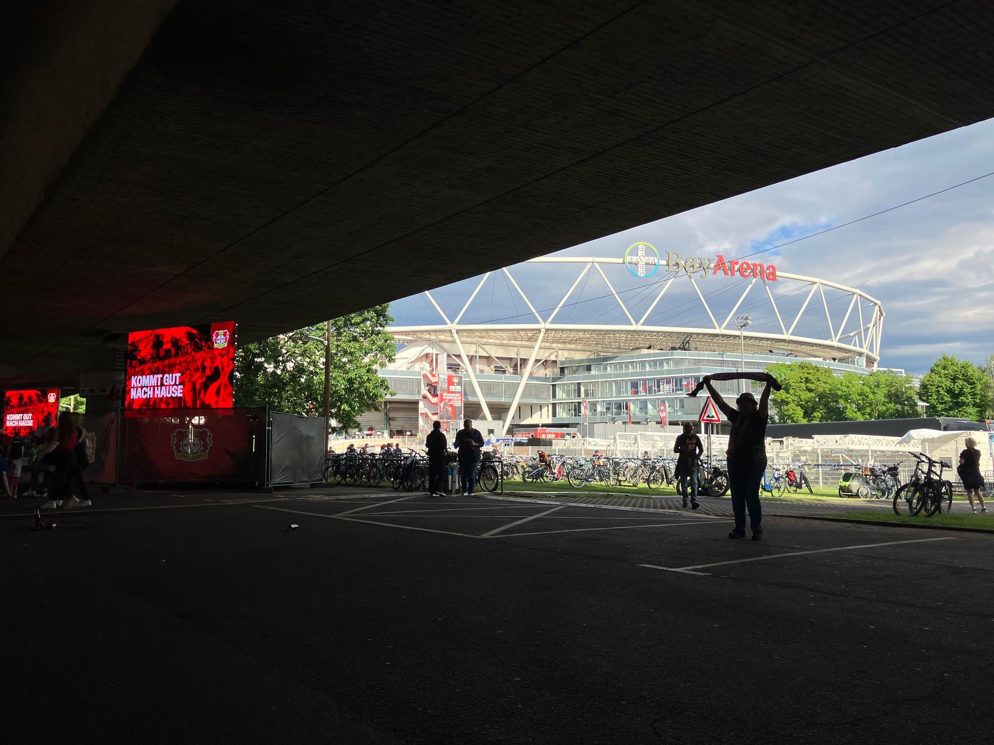 Das Fanfest neigt sich dem Ende. „Kommt gut nach Hause“, steht auf den großen LED-Screens. Für Ute Fuchs und viele andere Fans ist aber lange noch nicht Schluss. Für sie geht es jetzt weiter in die Stadt. „Ich finde, das kann man hier so noch nicht stehen lassen, das ist doch geschichtsträchtig.“ Der Abend könnte also noch lange dauern.