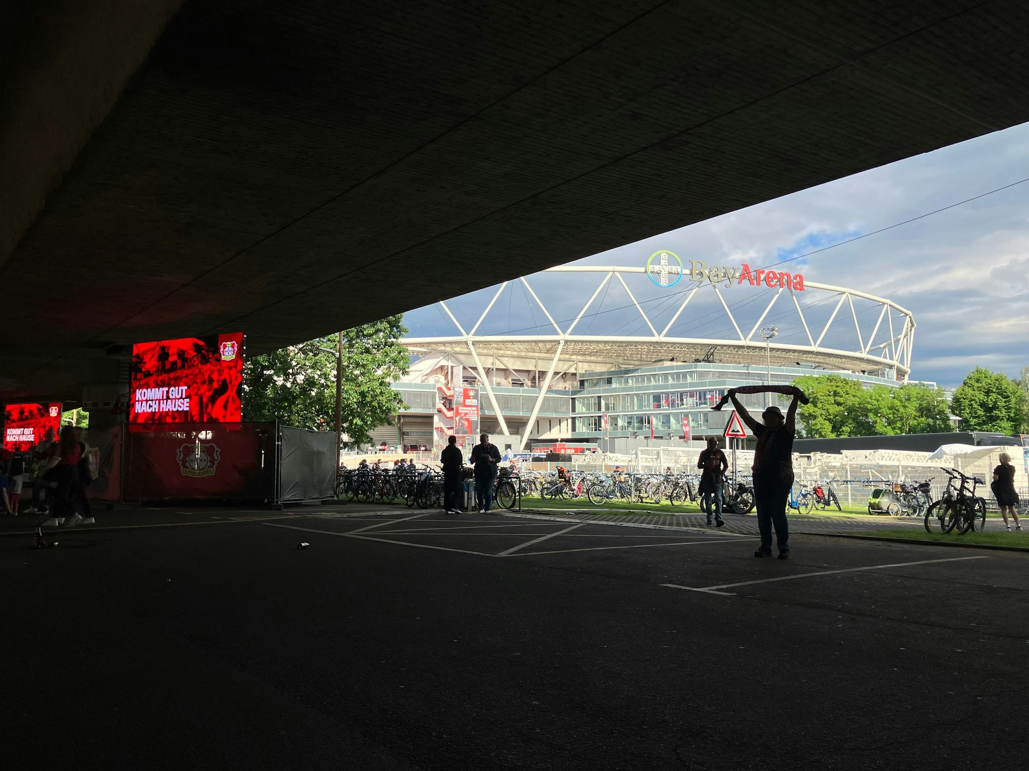 Das Fanfest neigt sich dem Ende. „Kommt gut nach Hause“, steht auf den großen LED-Screens. Für Ute Fuchs und viele andere Fans ist aber lange noch nicht Schluss. Für sie geht es jetzt weiter in die Stadt. „Ich finde, das kann man hier so noch nicht stehen lassen, das ist doch geschichtsträchtig.“ Der Abend könnte also noch lange dauern.