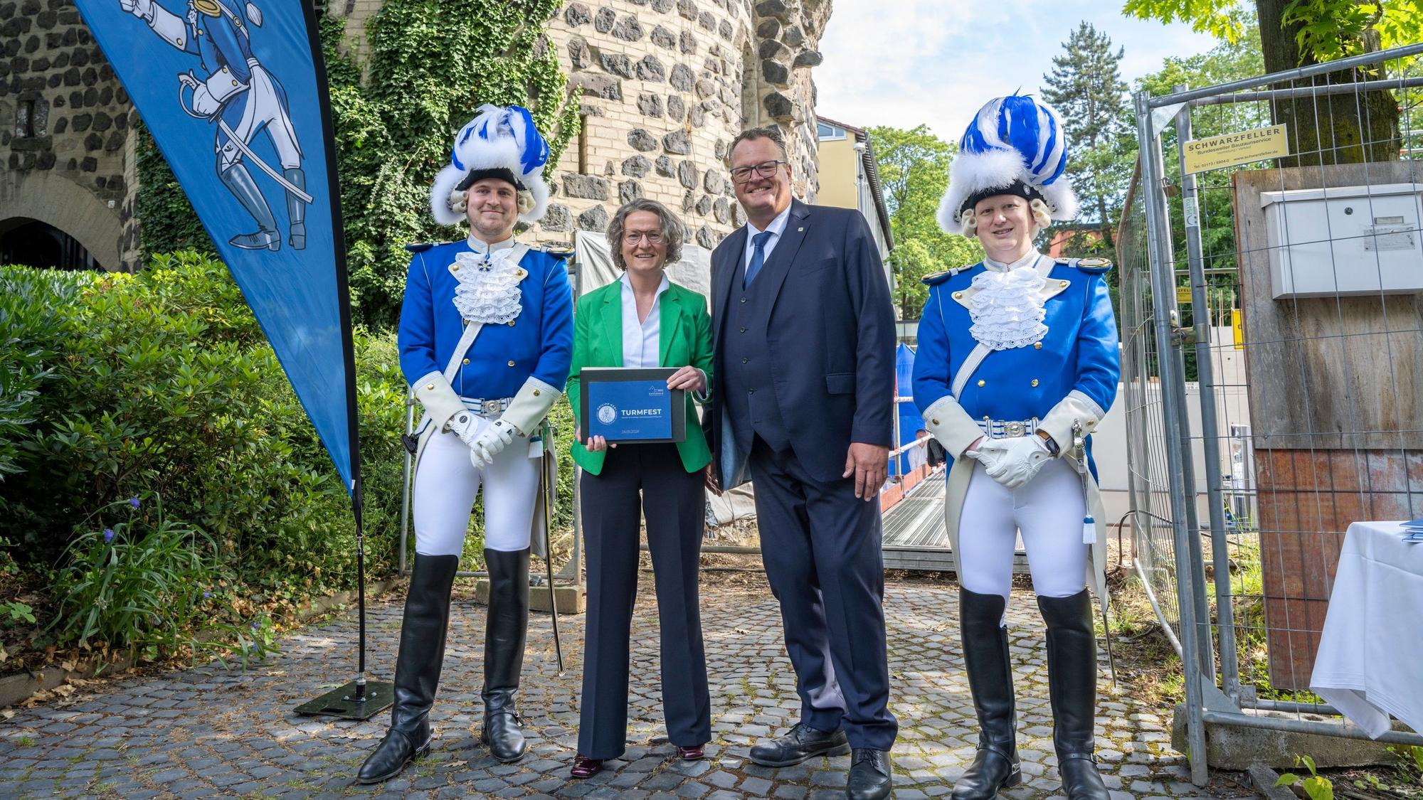 26.05.2024, Köln: Ina Scharrenbach übergibt den Förderbescheid für den Sachsenturm den Blauen Funken. Foto: Uwe Weiser