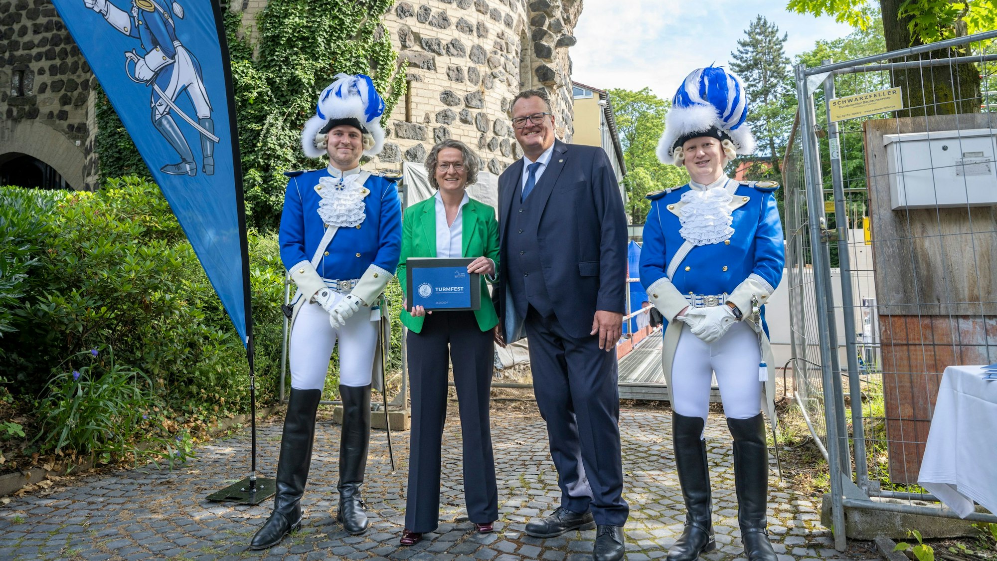 26.05.2024, Köln: Ina Scharrenbach übergibt den Förderbescheid für den Sachsenturm den Blauen Funken. Foto: Uwe Weiser