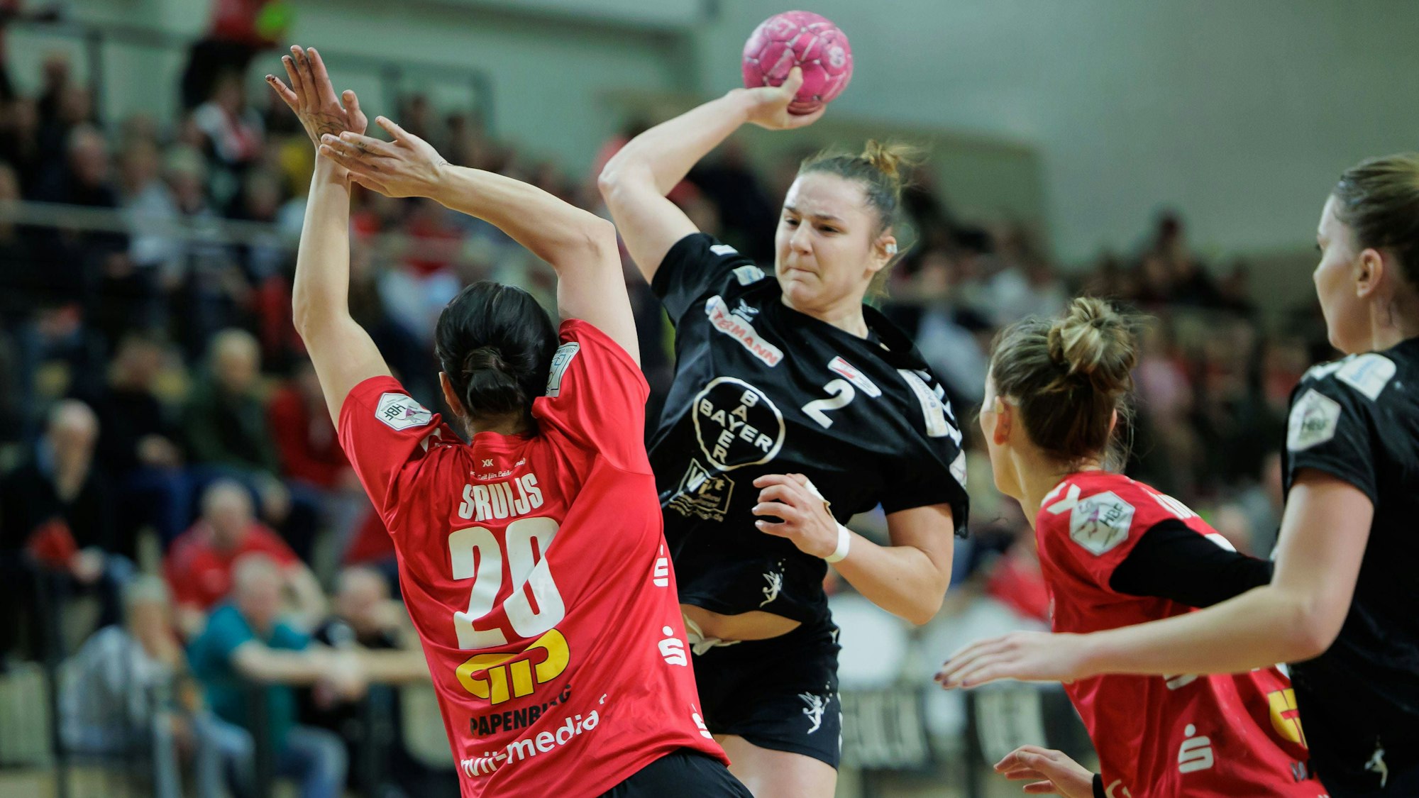 Maxime Struijs Halle, 20, Mareike Thomaier Leverkusen, 2, Madeleine Oestlund Halle, 13, SV Union Halle-Neustadt - TSV Bayer 04 Leverkusen, Handball, Frauen, 1. Bundesliga, 2022/2023, 12. Spieltag, 14.01.2023, Halle SWH Arena Sachsen-Anhalt Deutschland *** Maxime Struijs Halle, 20 , Mareike Thomaier Leverkusen, 2 , Madeleine Oestlund Halle, 13 , SV Union Halle Neustadt TSV Bayer 04 Leverkusen, Handball, Women, 1 Bundesliga, 2022 2023, 12 Matchday, 14 01 2023, Halle SWH Arena Sachsen Anhalt Germany