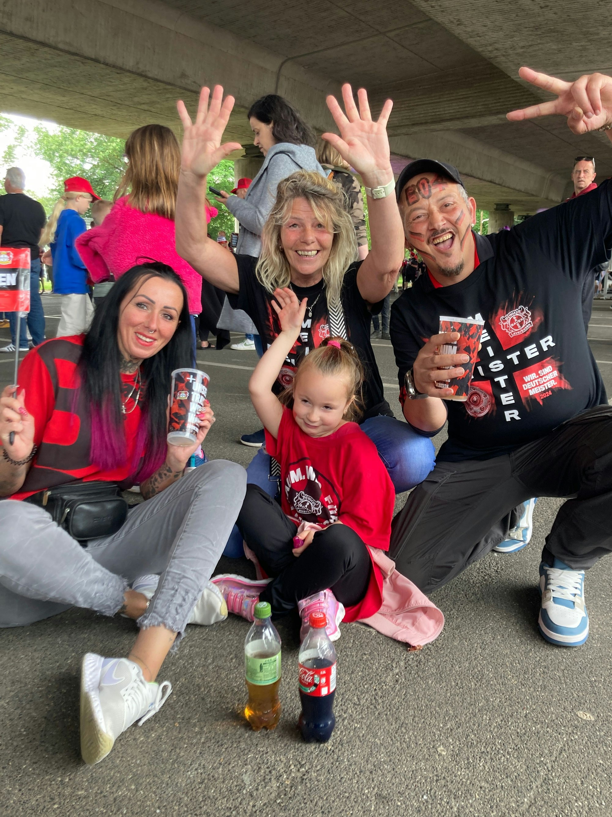 Antonio Marangi feiert mit seiner Familie auf der Fanmeile. Er sagt: „Die Stimmung ist einfach nur großartig. Wir haben zwei Titel geholt. Dass es mit der Europa League nicht geklappt hat, ist heute auch egal.“