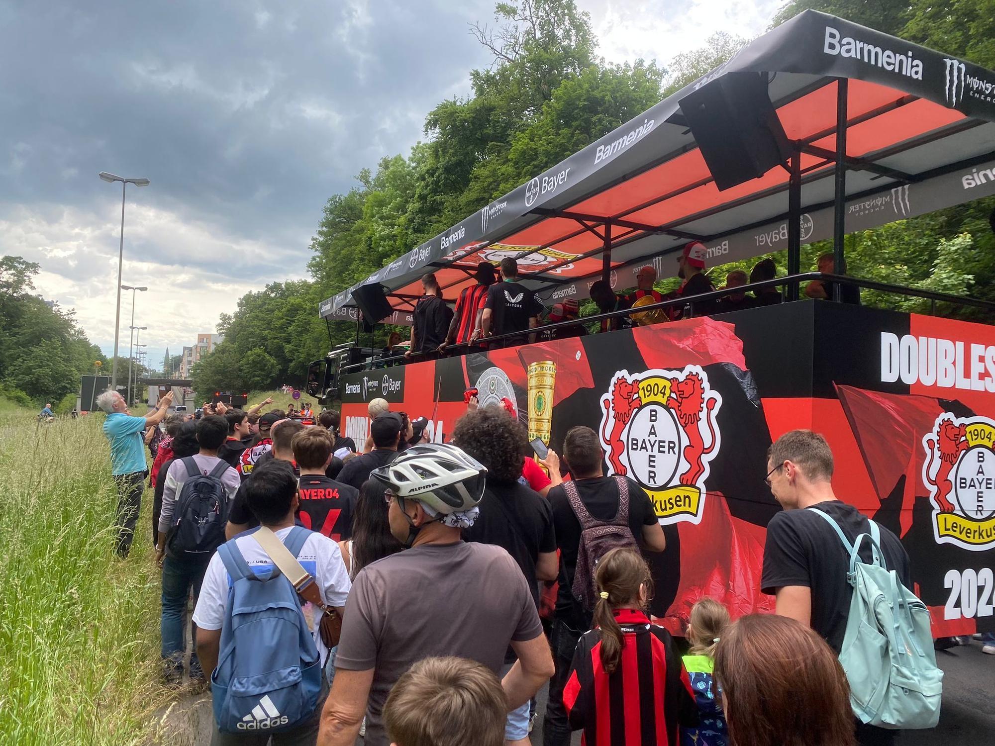 Von Fans umzingelt, geht es weiter.