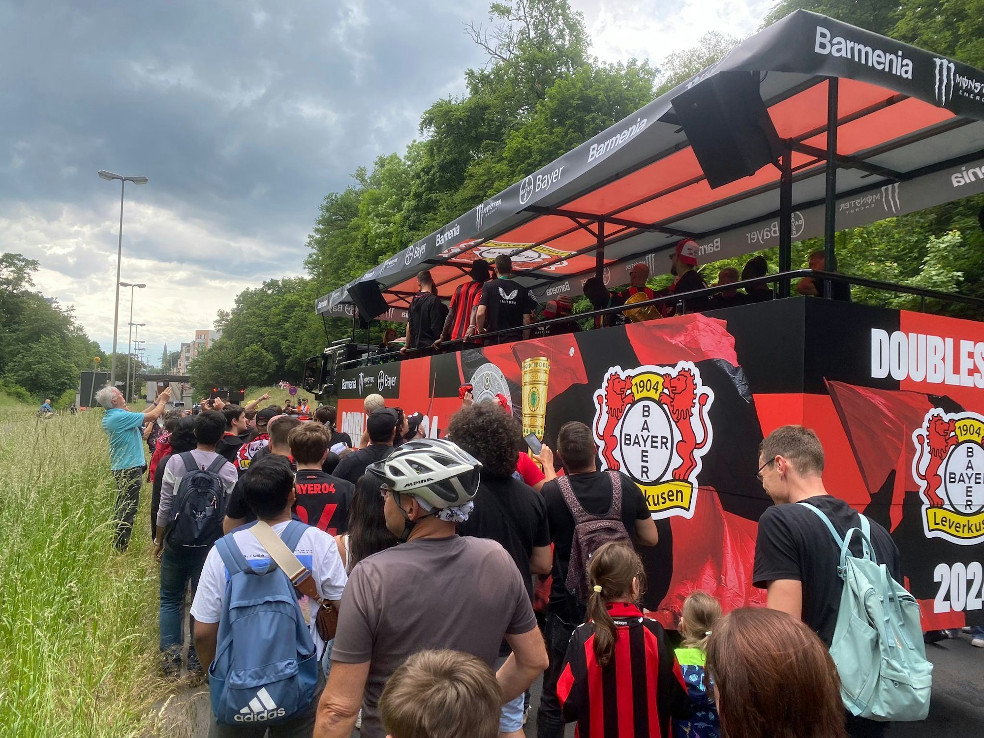 Von Fans umzingelt, geht es weiter.