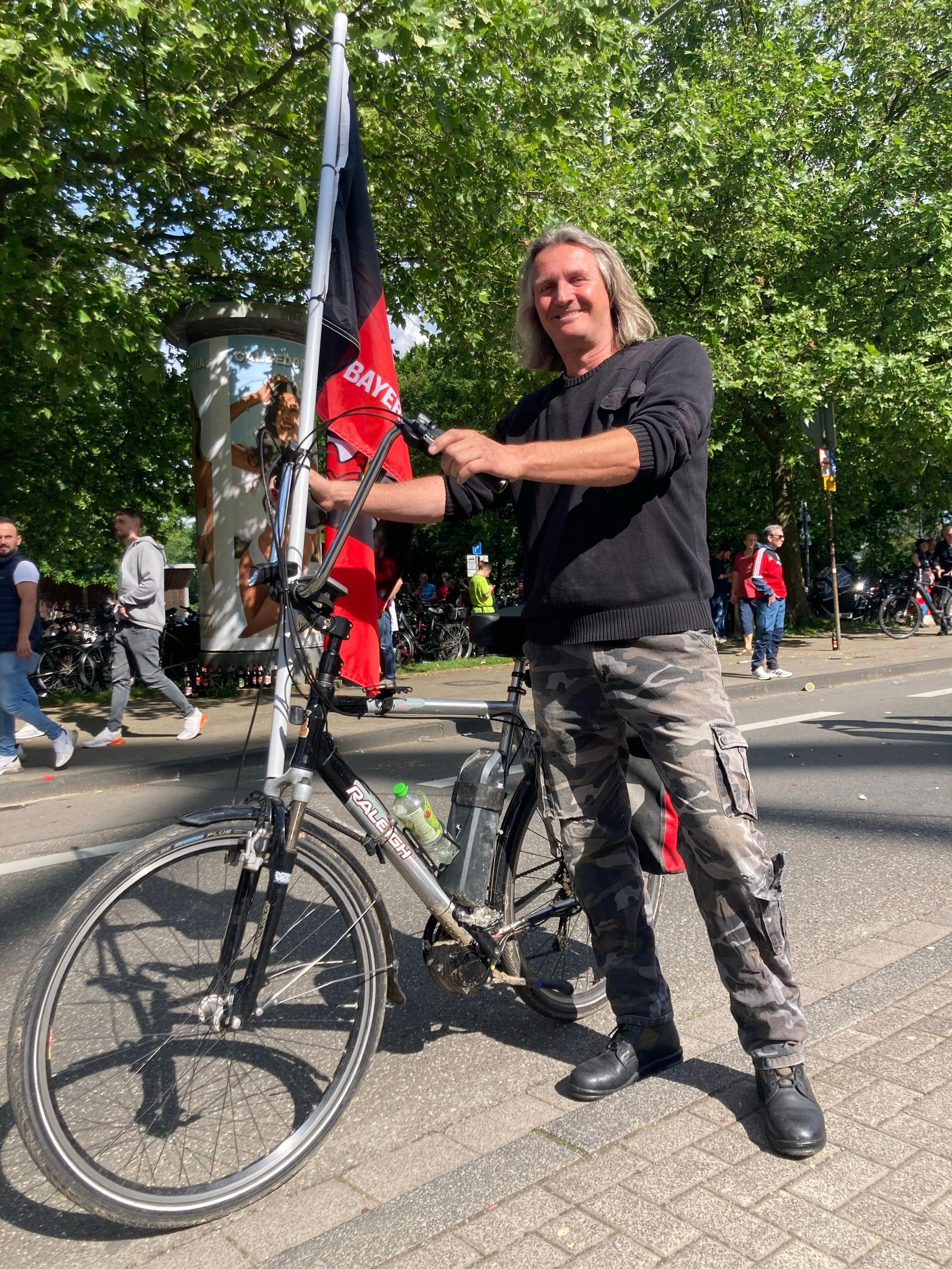 Herbert Nawrath ist 59 Jahre alt, in Leverkusen geboren und hat den Autokorso mit seinem Fahrrad begleitet. „Für mich bedeutet dieser Tag alles“, sagt er. Wann er wusste, dass es in dieser Saison klappen kann mit dem großen Wurf? „Nach dem 3:0 gegen den FC Bayern München.“