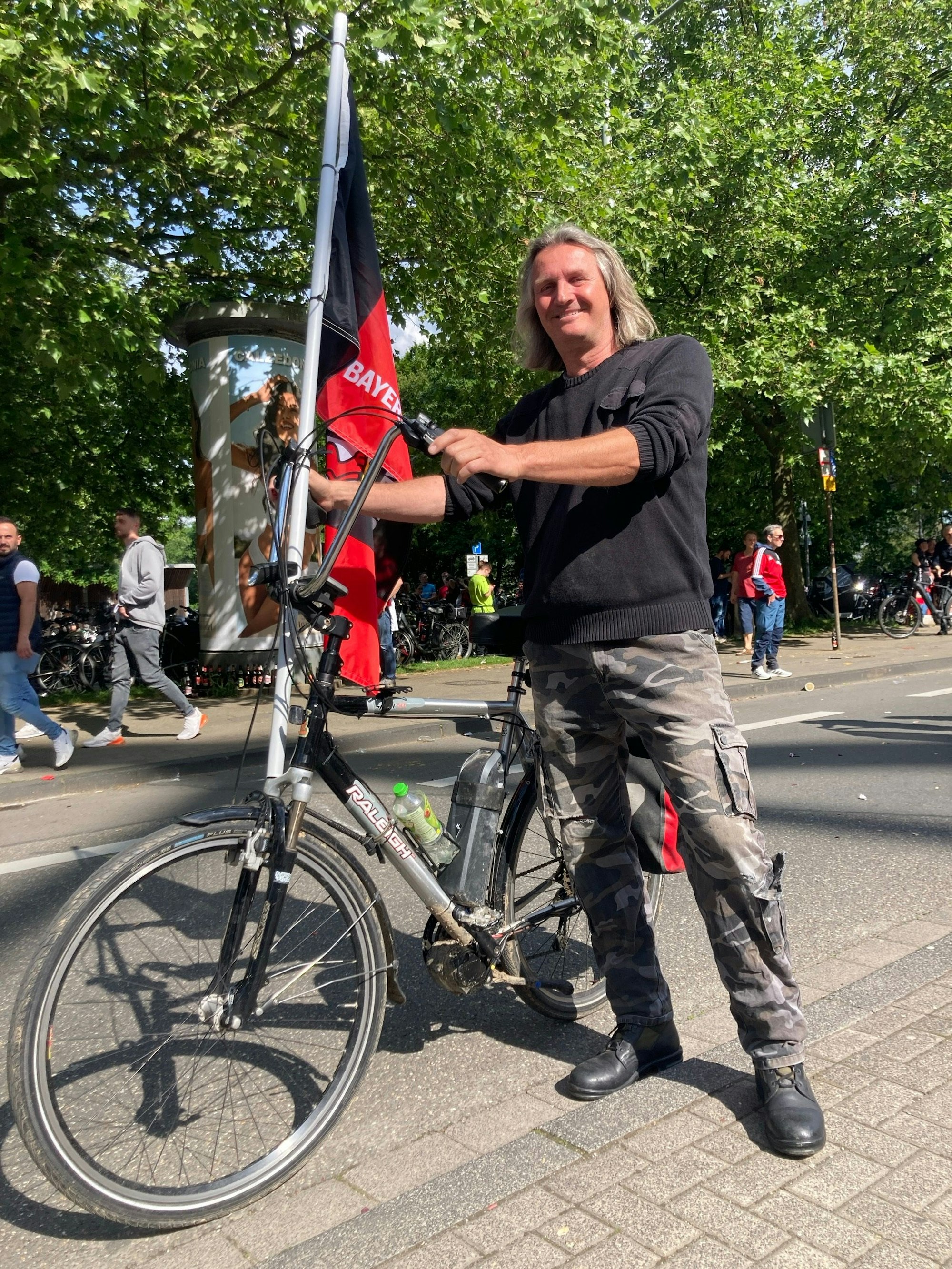Herbert Nawrath ist 59 Jahre alt, in Leverkusen geboren und hat den Autokorso mit seinem Fahrrad begleitet. „Für mich bedeutet dieser Tag alles“, sagt er. Wann er wusste, dass es in dieser Saison klappen kann mit dem großen Wurf? „Nach dem 3:0 gegen den FC Bayern München.“