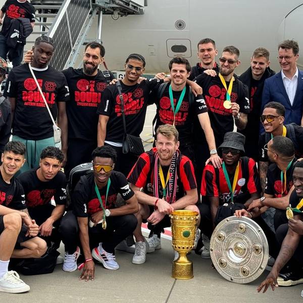 Die Bayer-04-Truppe bei der Ankunft am Flughafen.