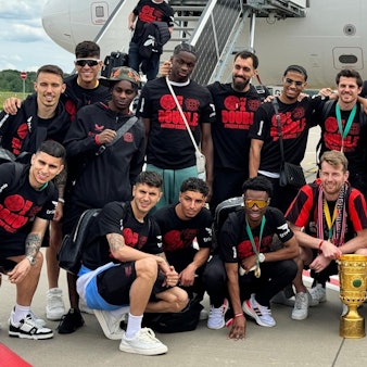 Die Bayer-04-Truppe bei der Ankunft am Flughafen.