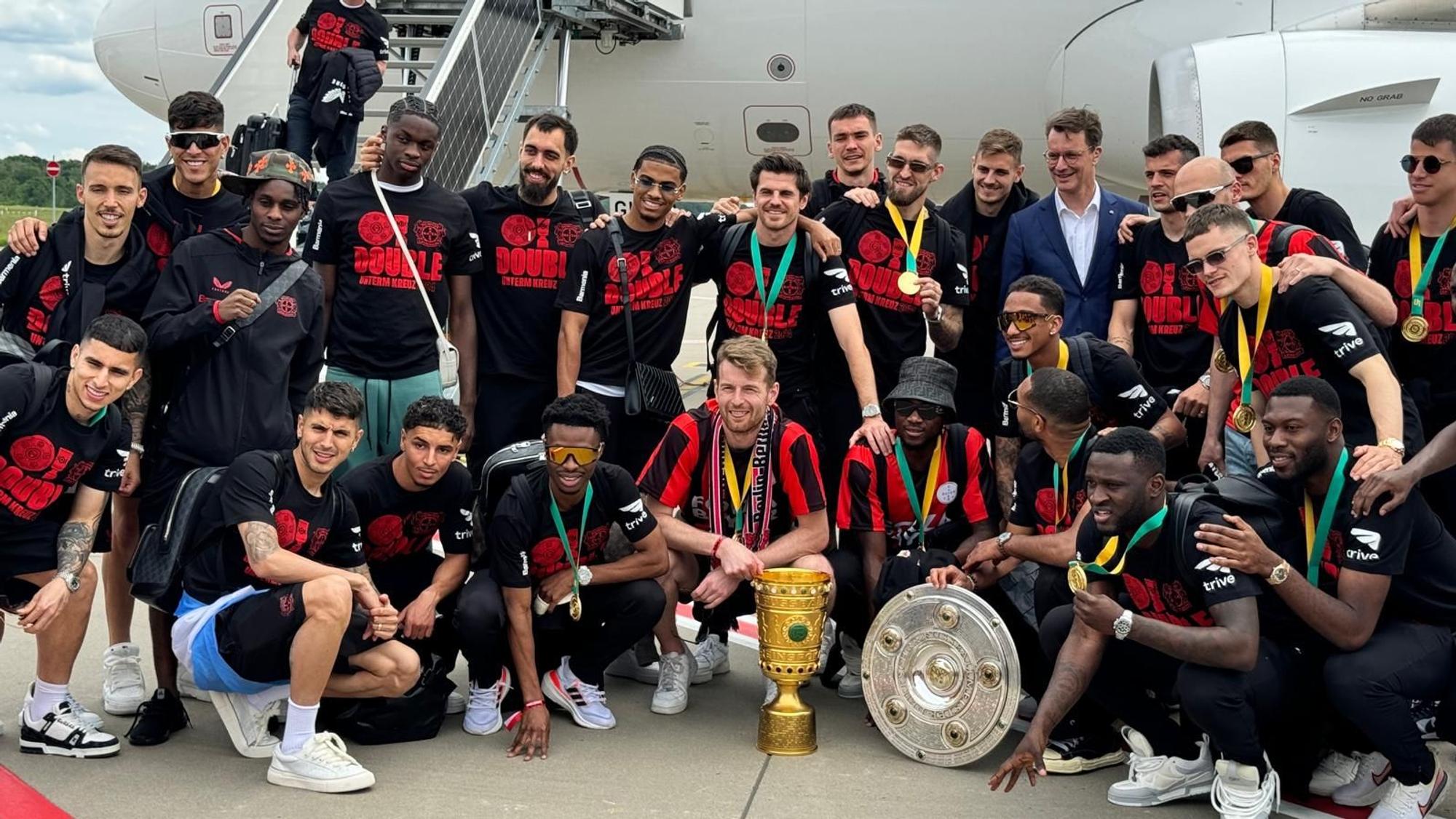 Die Bayer-04-Truppe bei der Ankunft am Flughafen.