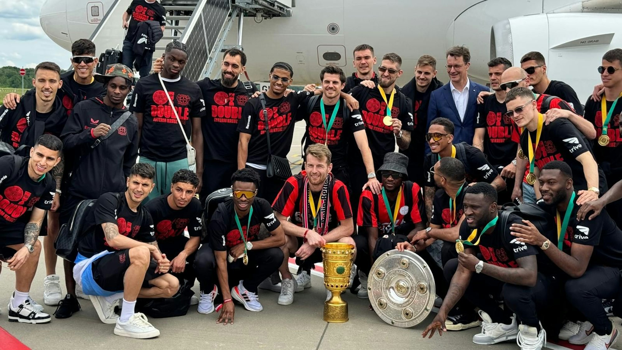 Die Bayer-04-Truppe bei der Ankunft am Flughafen.