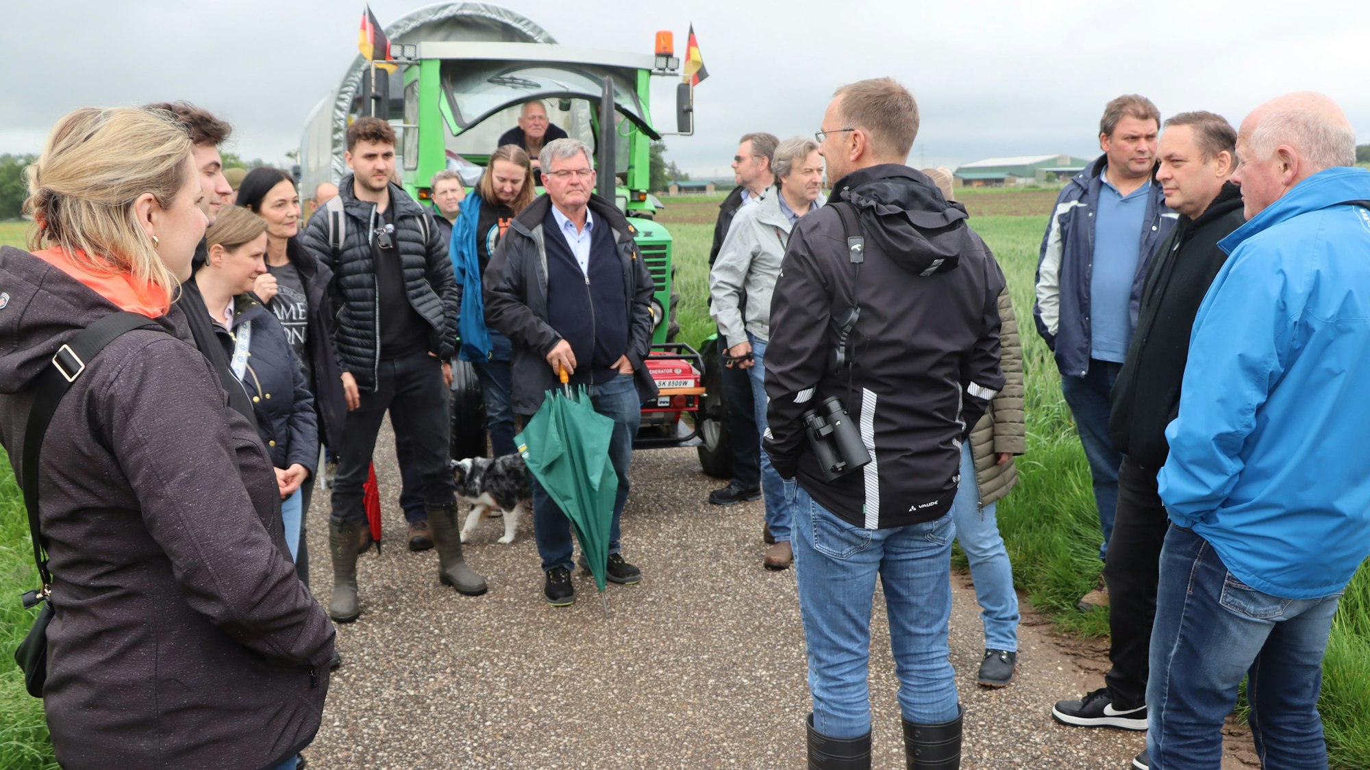 Zu sehen sind die Teilnehmer der Planwagenfahrt.