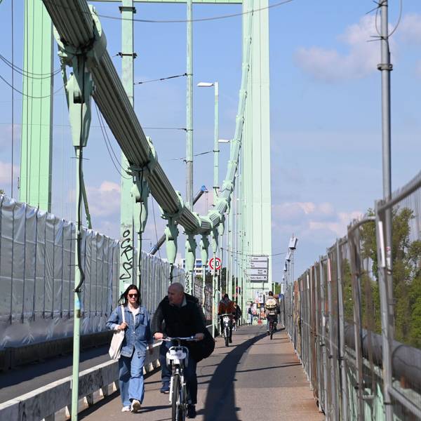 Der Rad- und Fußweg auf der Mülheimer Brücke.