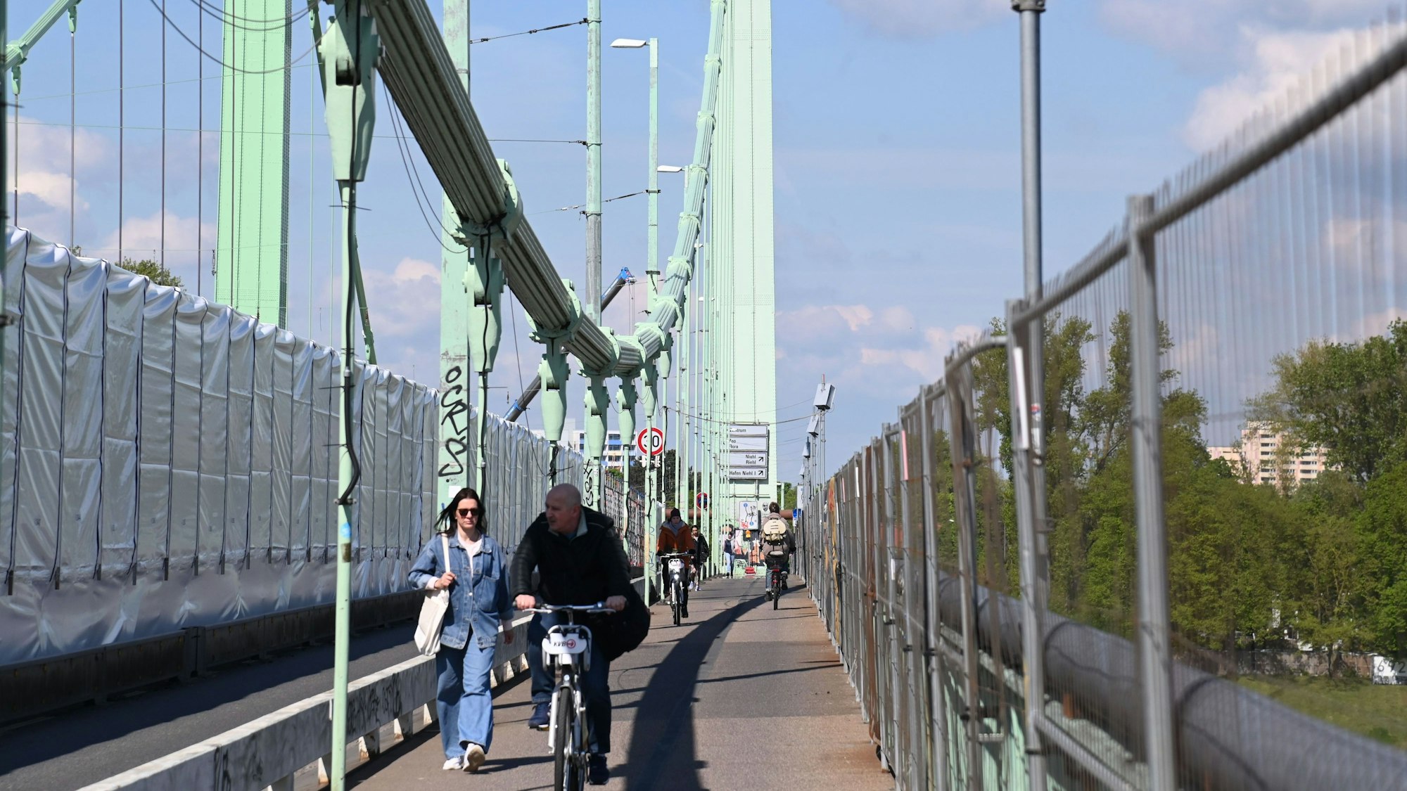 Der Rad- und Fußweg auf der Mülheimer Brücke.