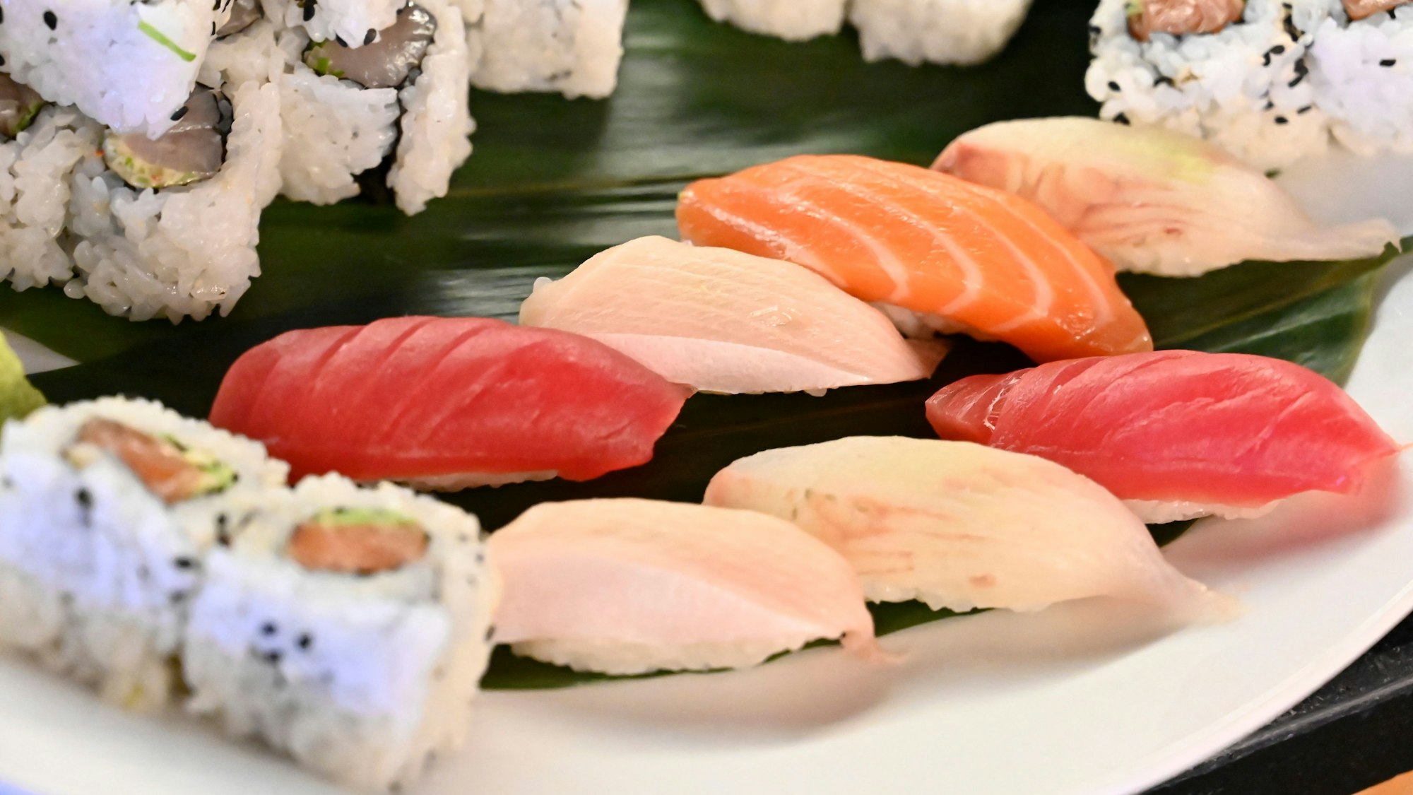 Verschiedene Sushi auf einem Teller.